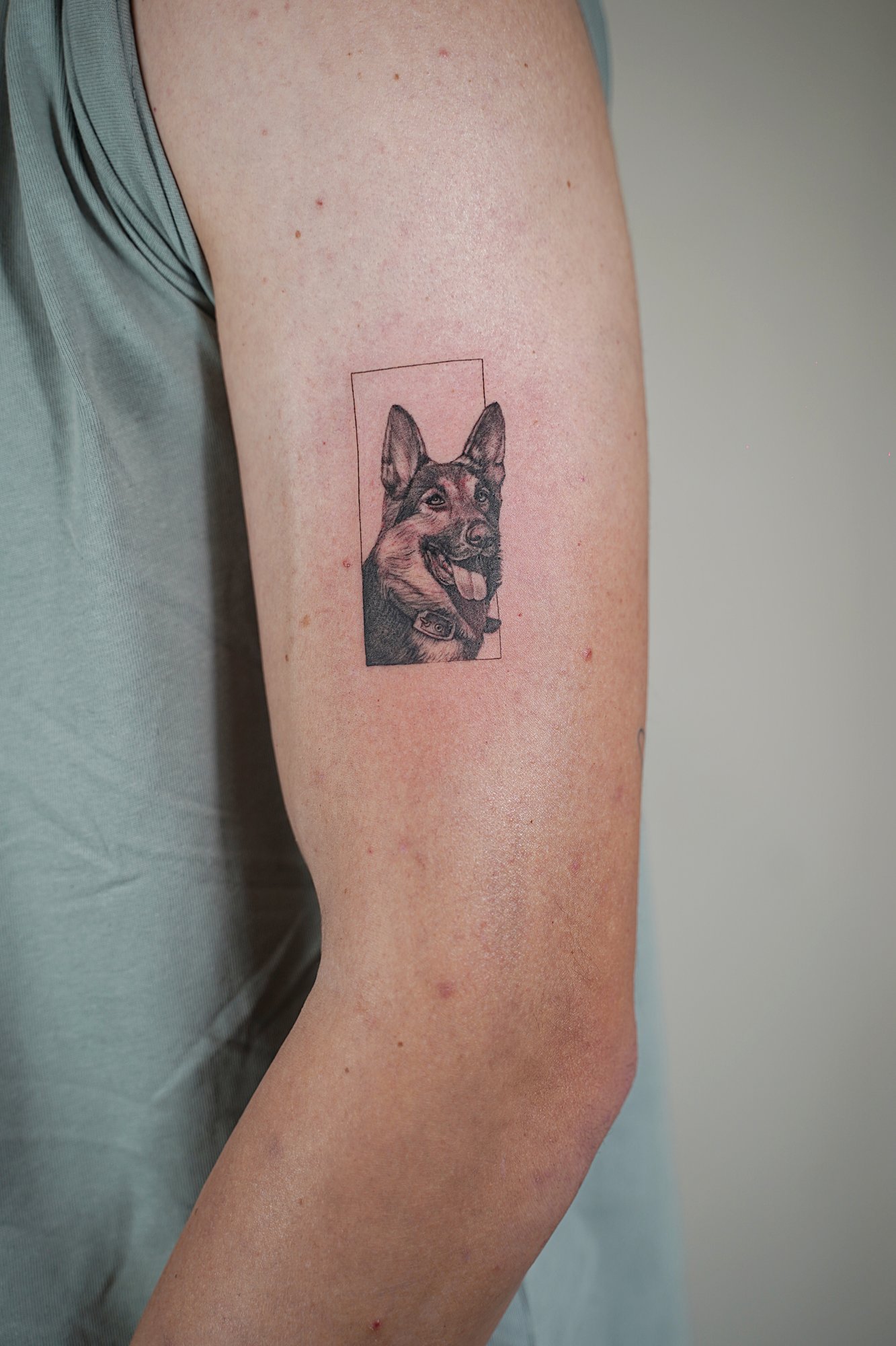Tatuaje de simbolo zodiaco en zona desconocida, línea fina