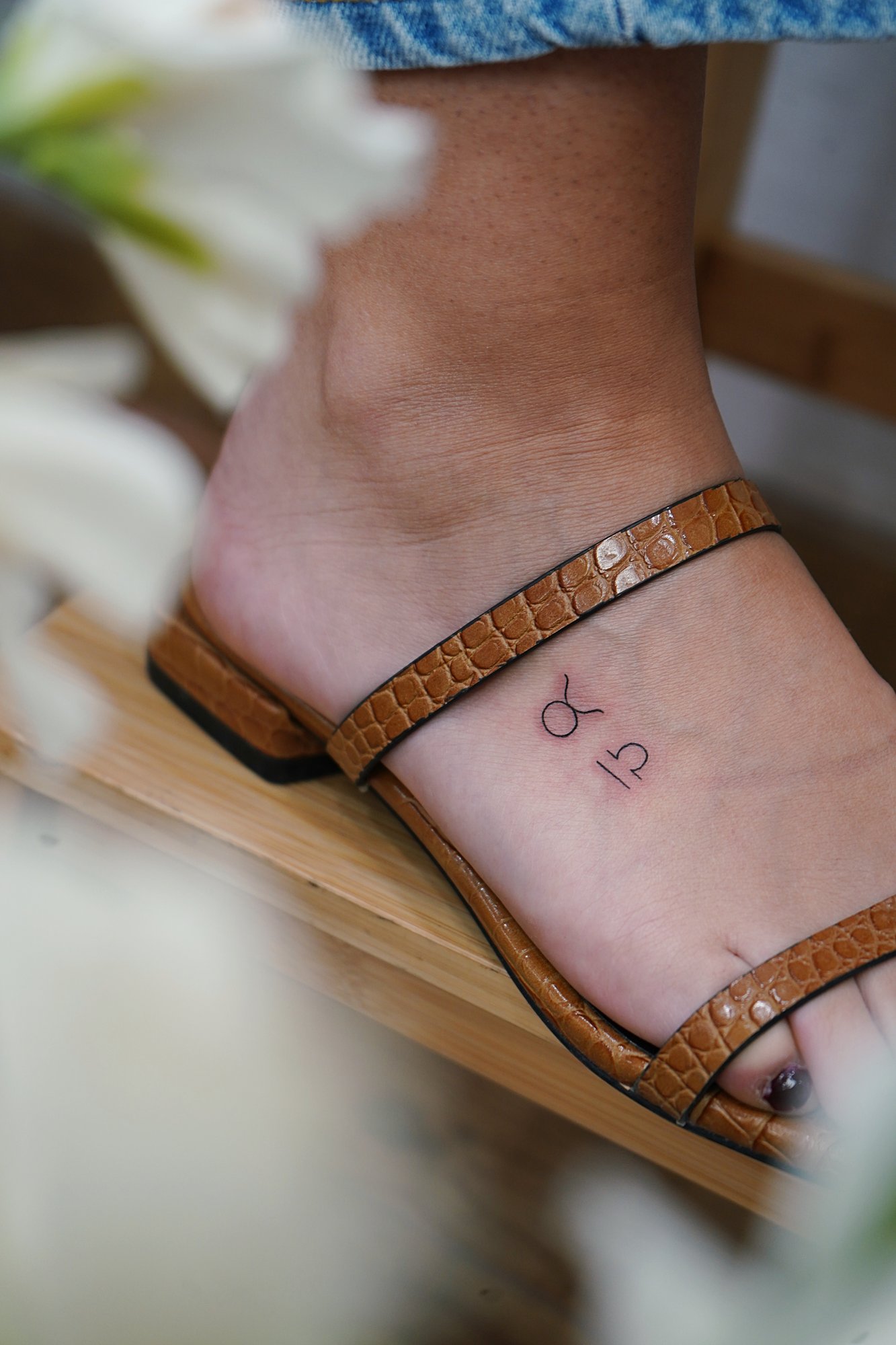 Tatuaje de simbolos zodiaco en zona desconocida, línea fina