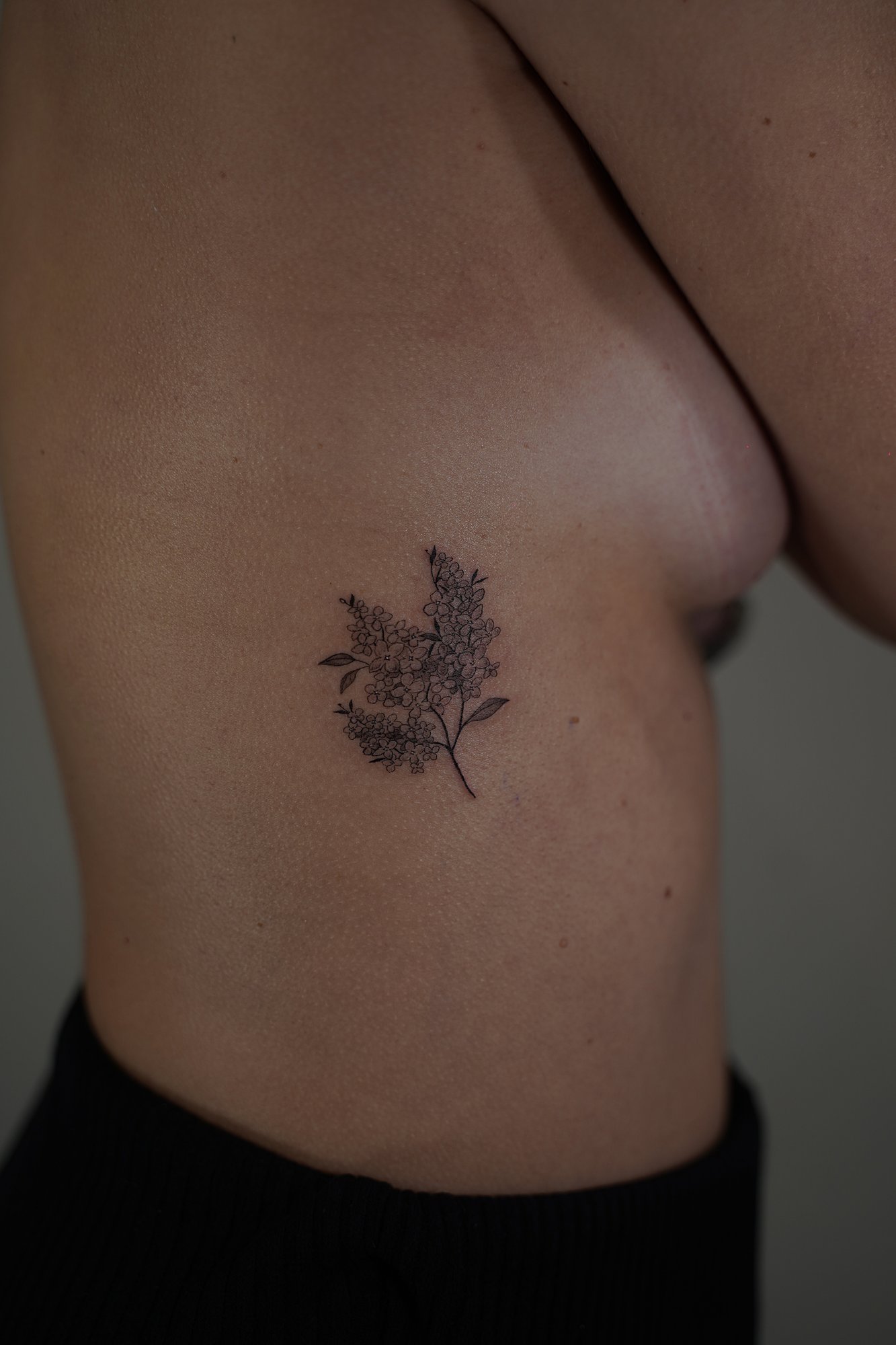 Tatuaje de sol destellos en zona desconocida, línea fina