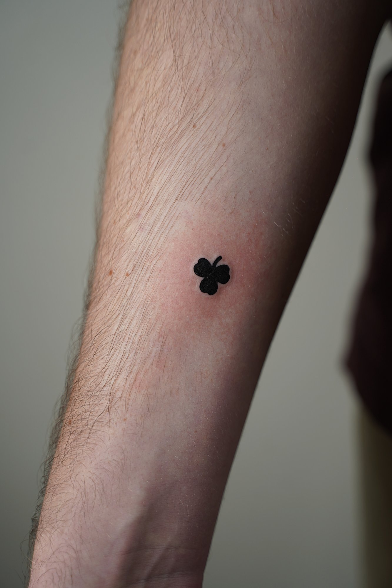 Tatuaje de sol frase en zona desconocida, línea fina