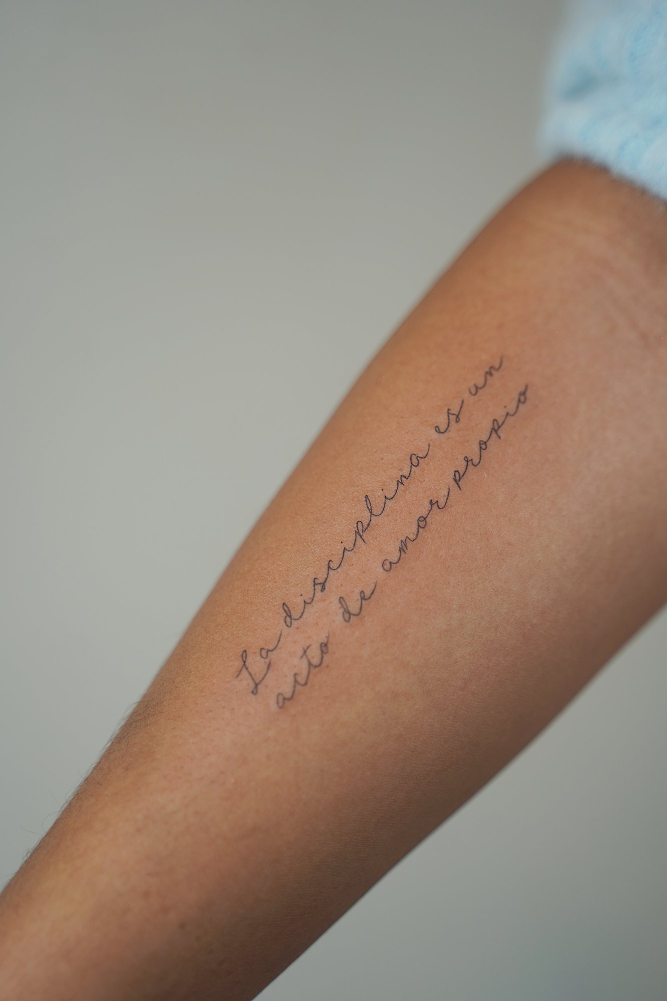 Tatuaje de sol frase en zona desconocida, línea fina