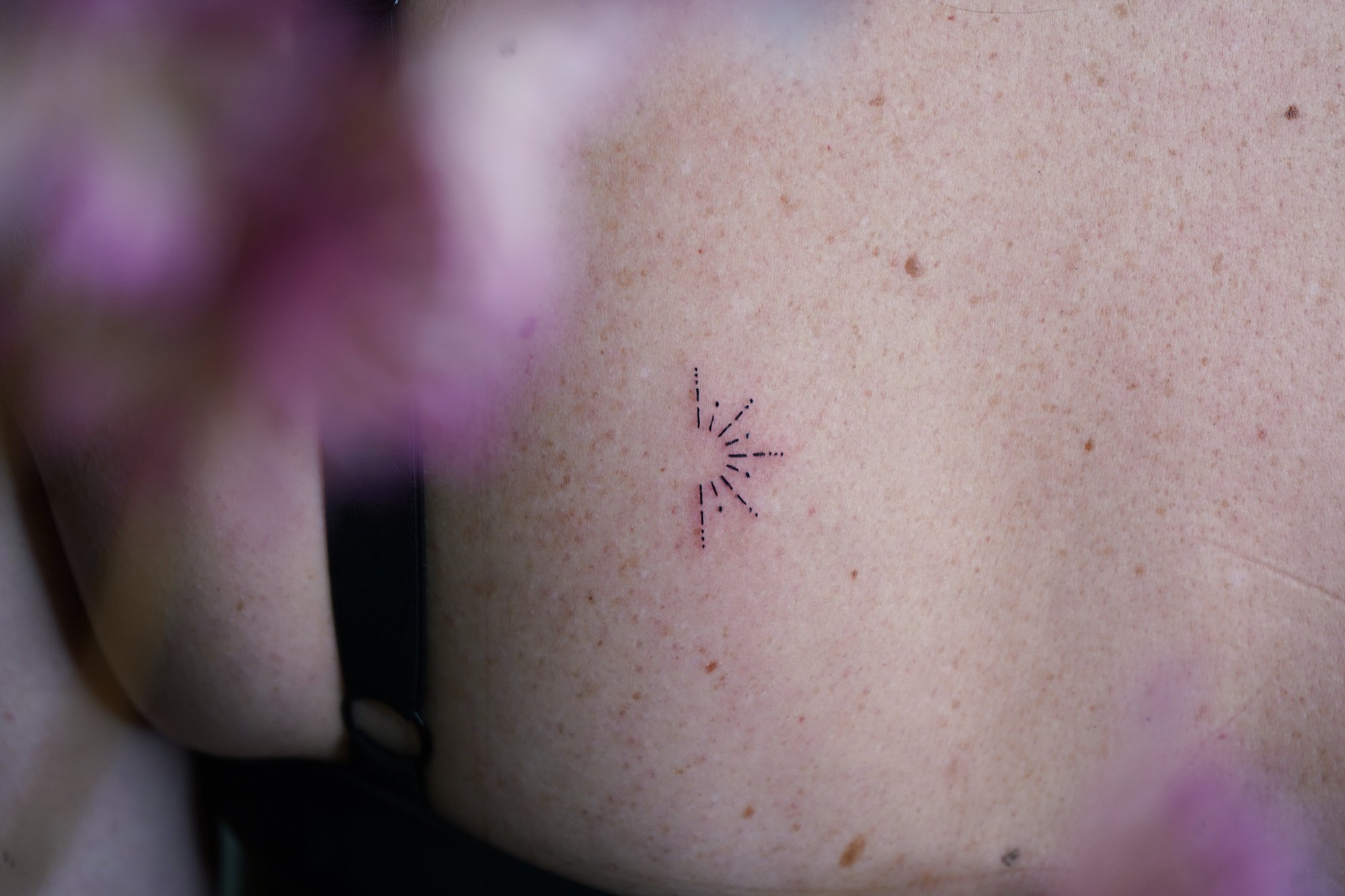 Tatuaje de sol lineal en zona desconocida, línea fina