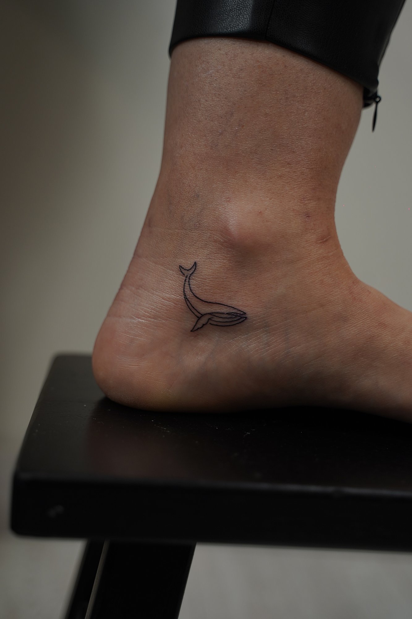 Tatuaje de sol lineal en zona desconocida, línea fina