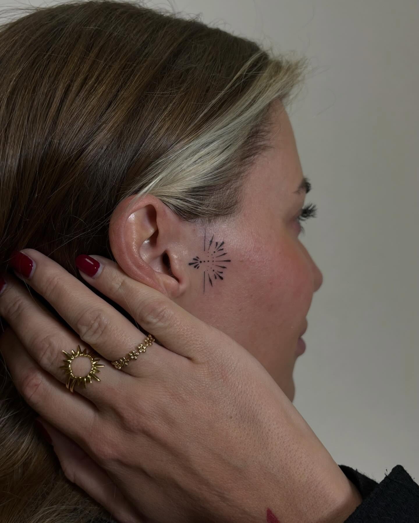 Tatuaje de sol rayos decorativo oreja en detras oreja, línea fina