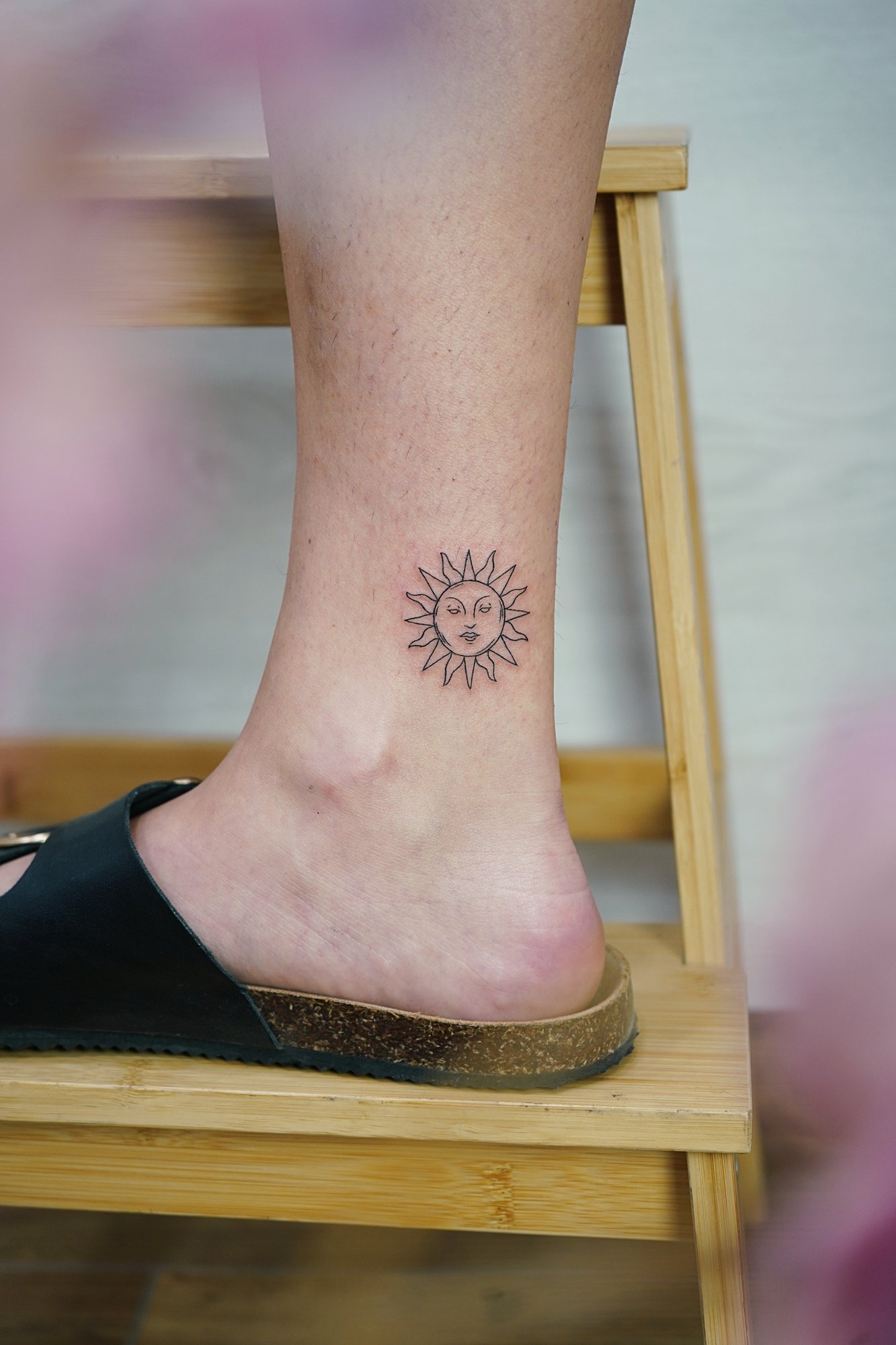 Tatuaje de sol simple en zona desconocida, línea fina