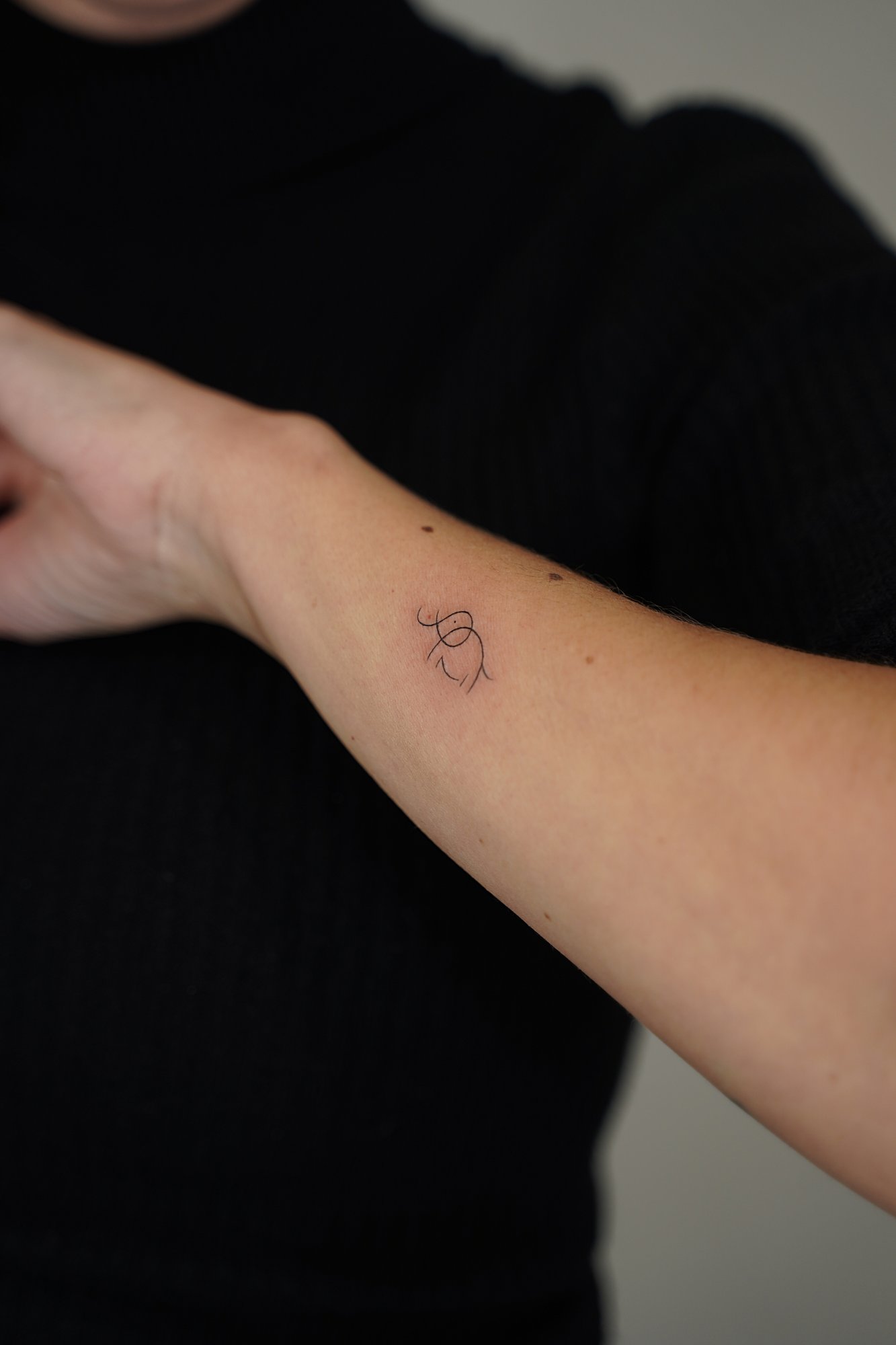Tatuaje de sol simple en zona desconocida, línea fina