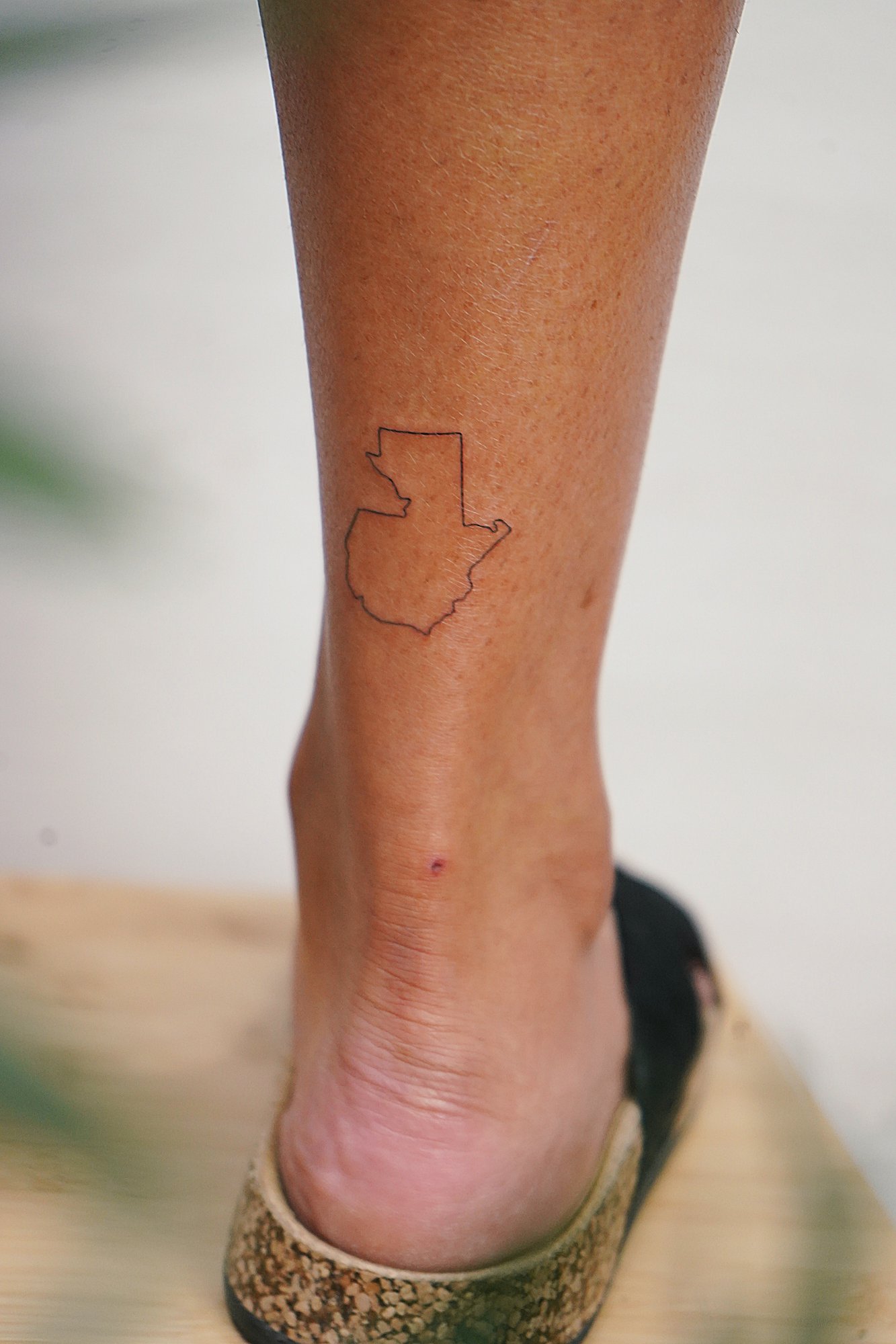 Tatuaje de sol simple en zona desconocida, línea fina