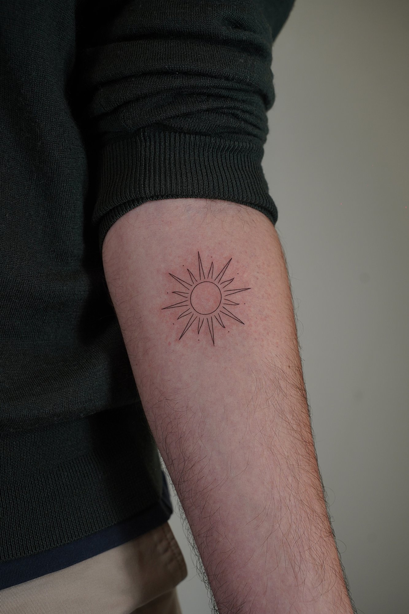 Tatuaje de sol simple en zona desconocida, línea fina