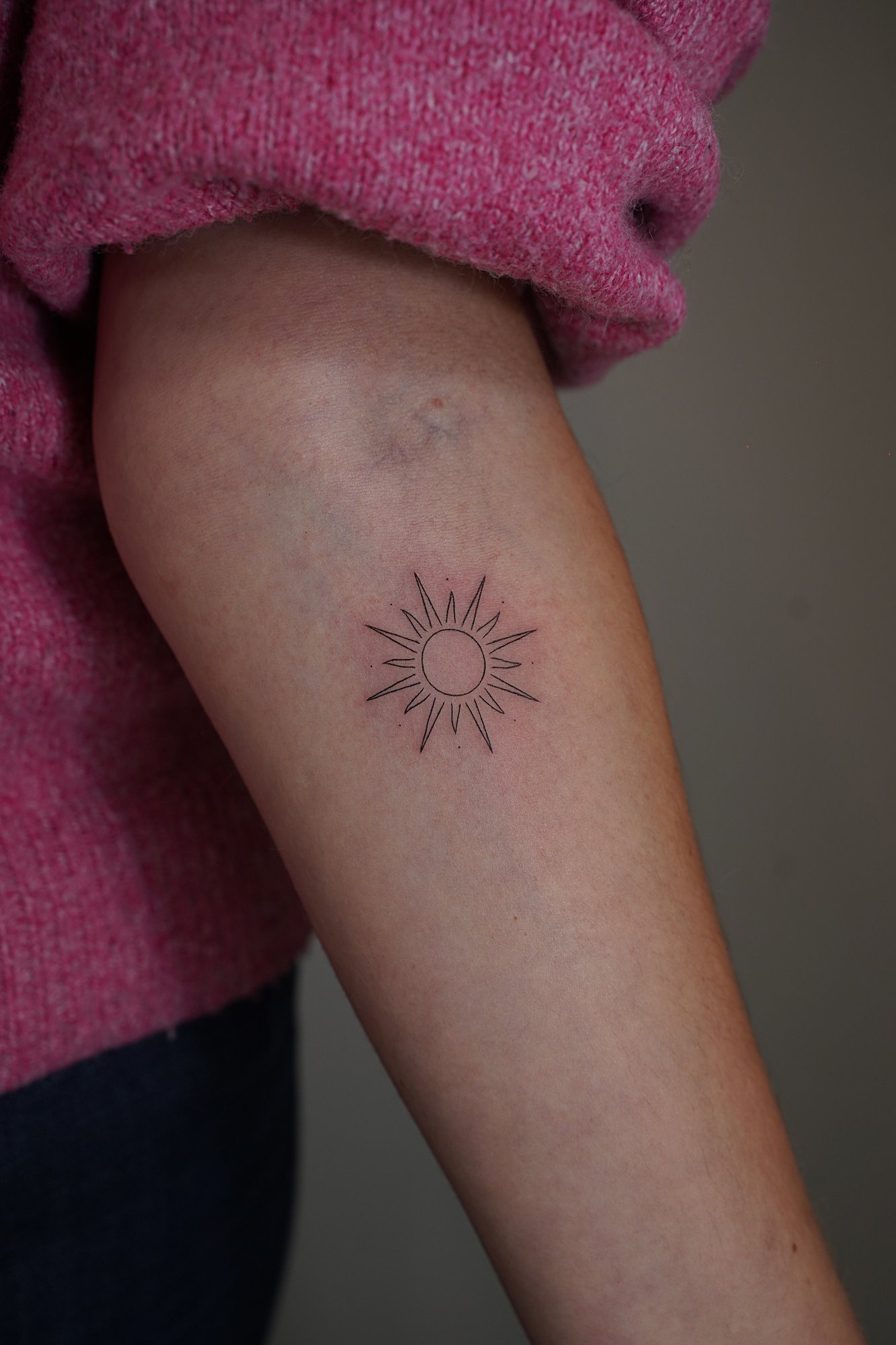 Tatuaje de sol simple en zona desconocida, línea fina