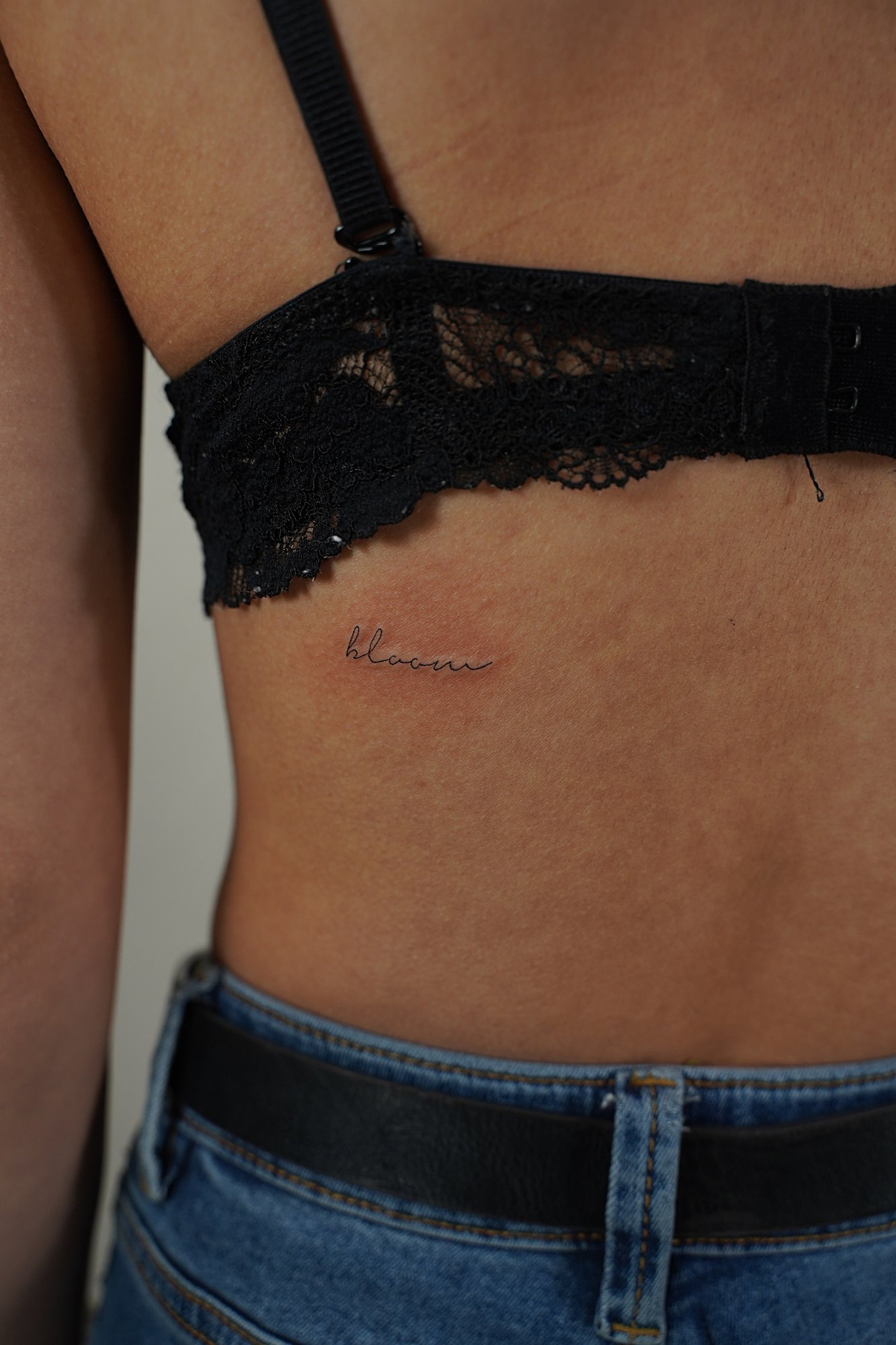 Tatuaje de sol simple en zona desconocida, línea fina