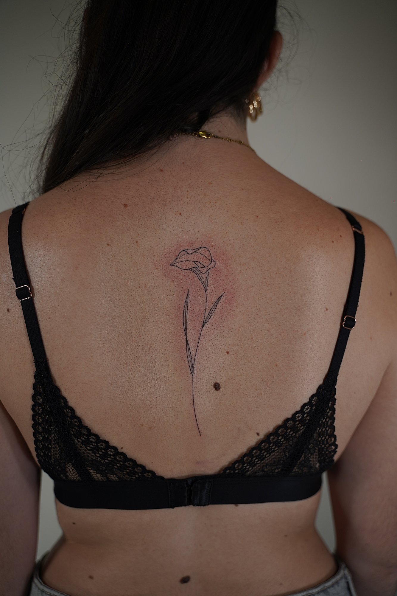 Tatuaje de sol simple en zona desconocida, línea fina