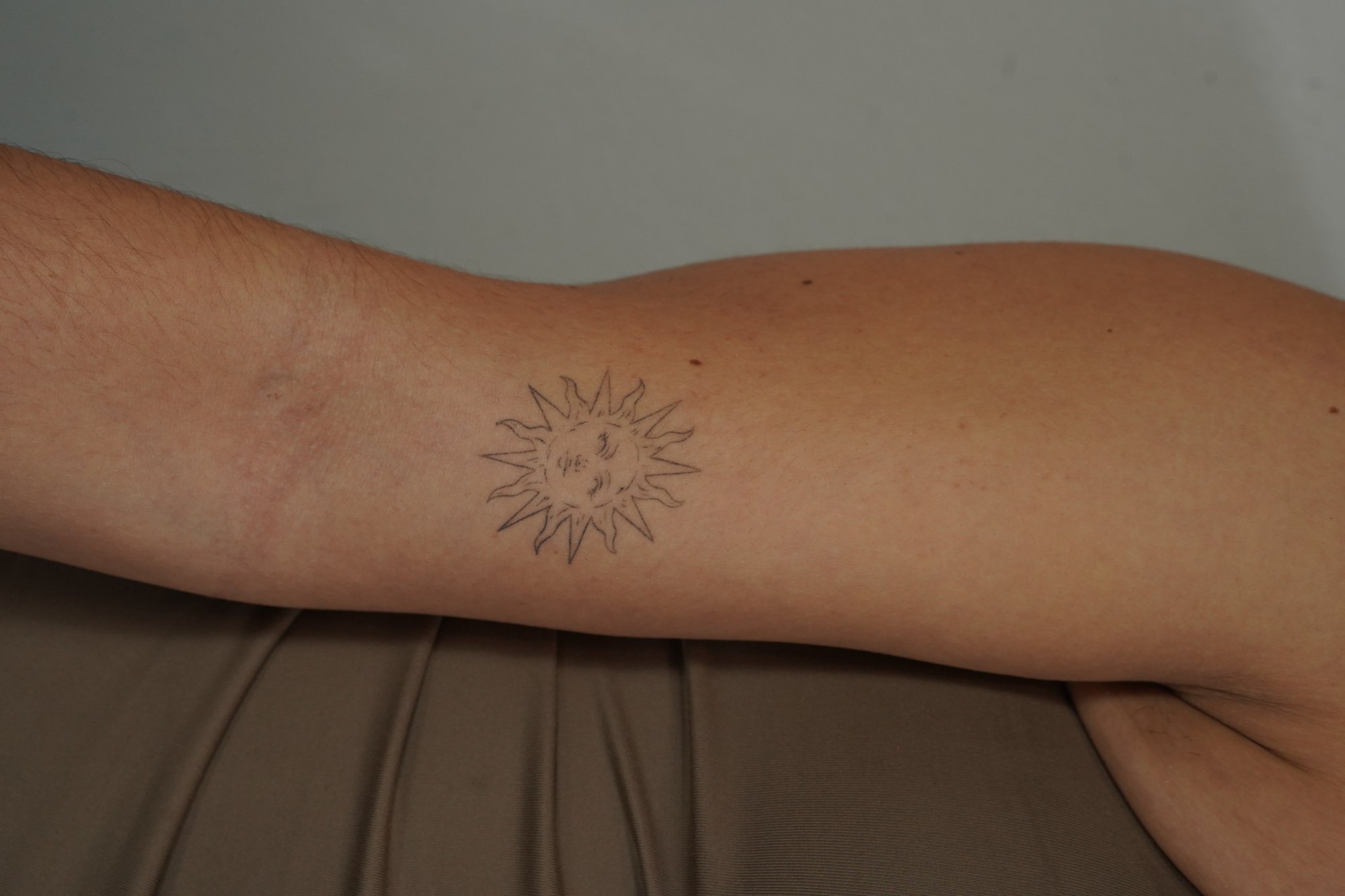 Tatuaje de sol simple en zona desconocida, línea fina