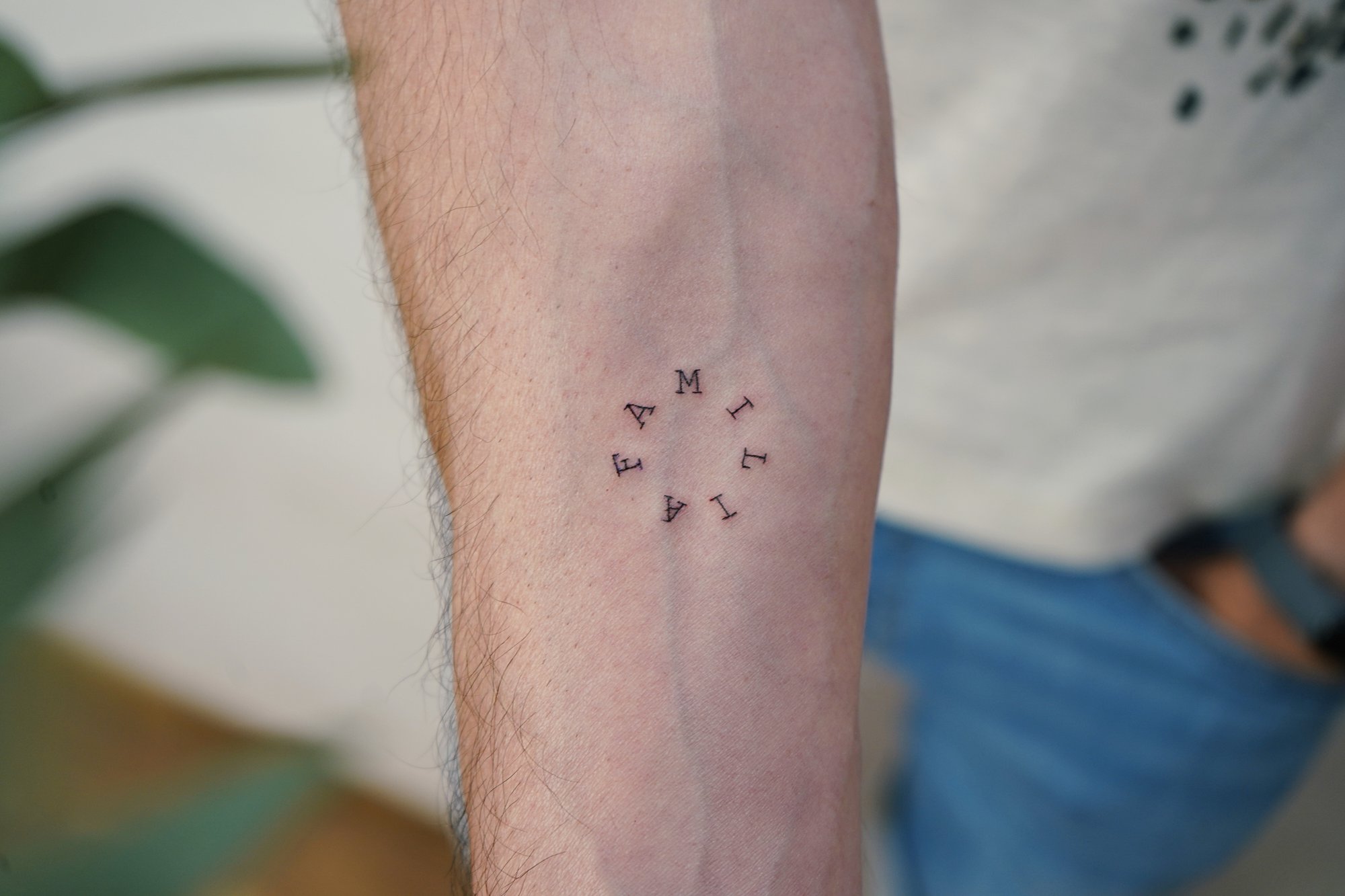 Tatuaje de sol en hombro, línea fina