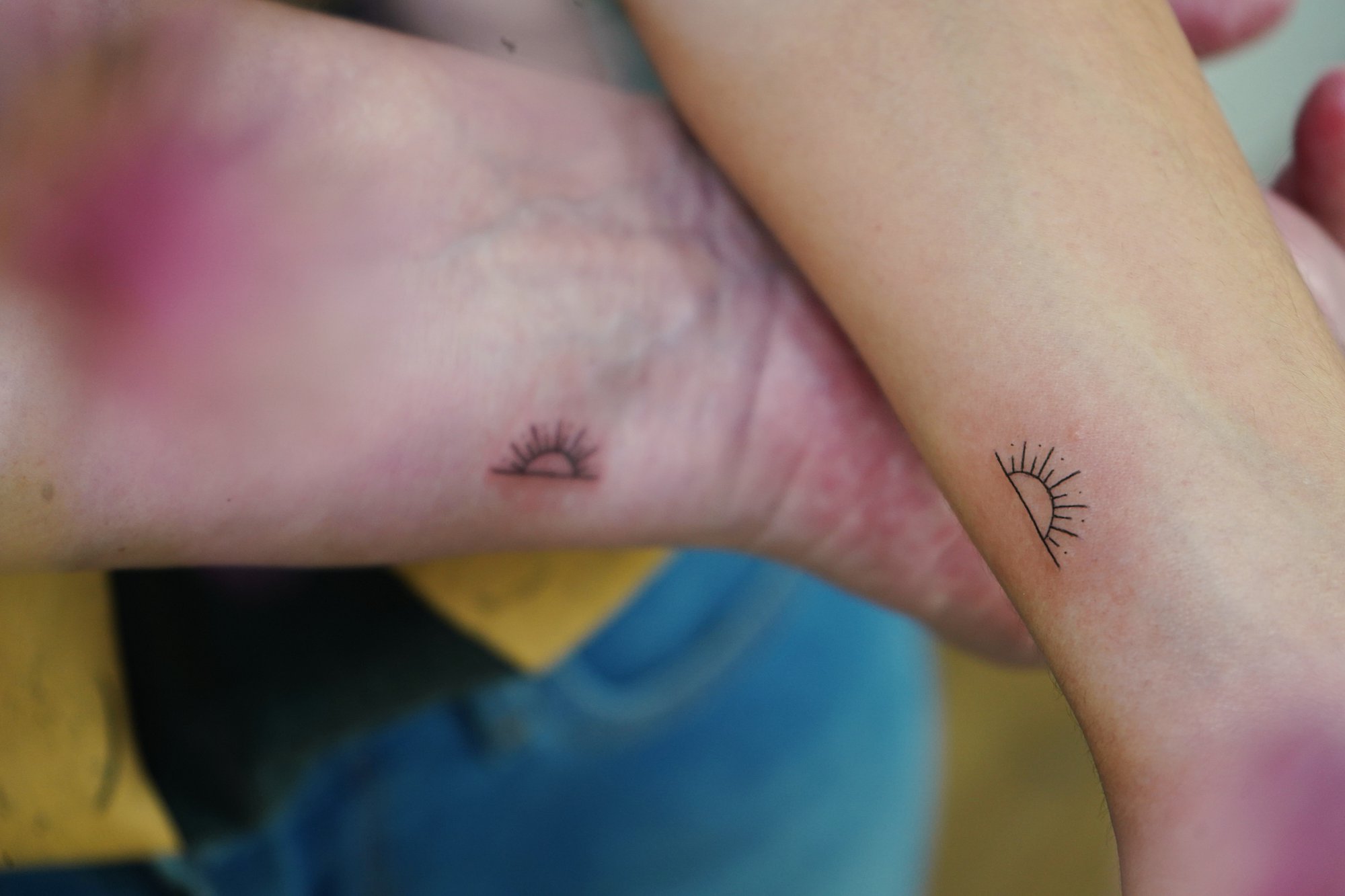 Tatuaje de sol en muneca, línea fina