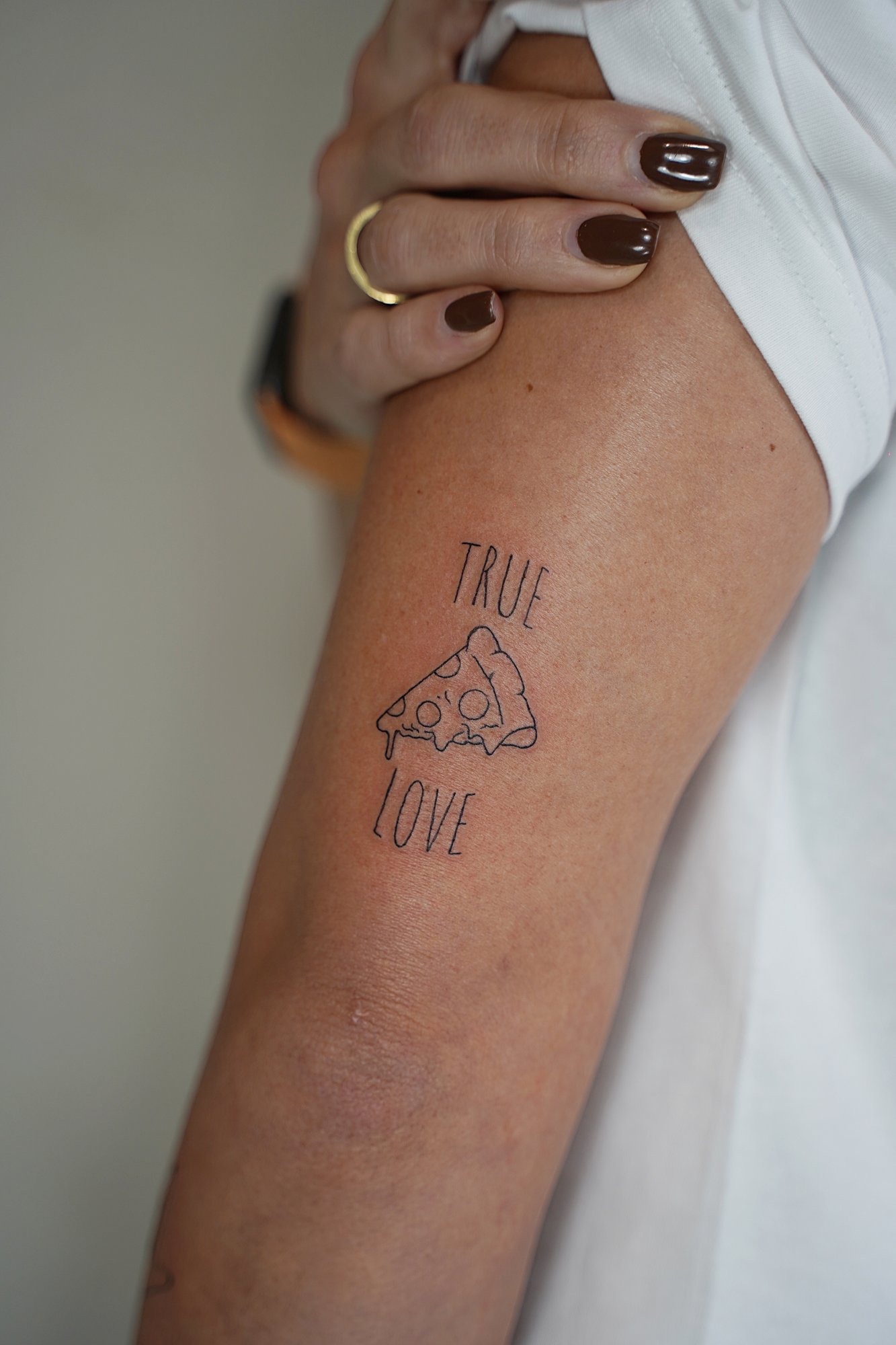 Tatuaje de sol en nuca, línea fina