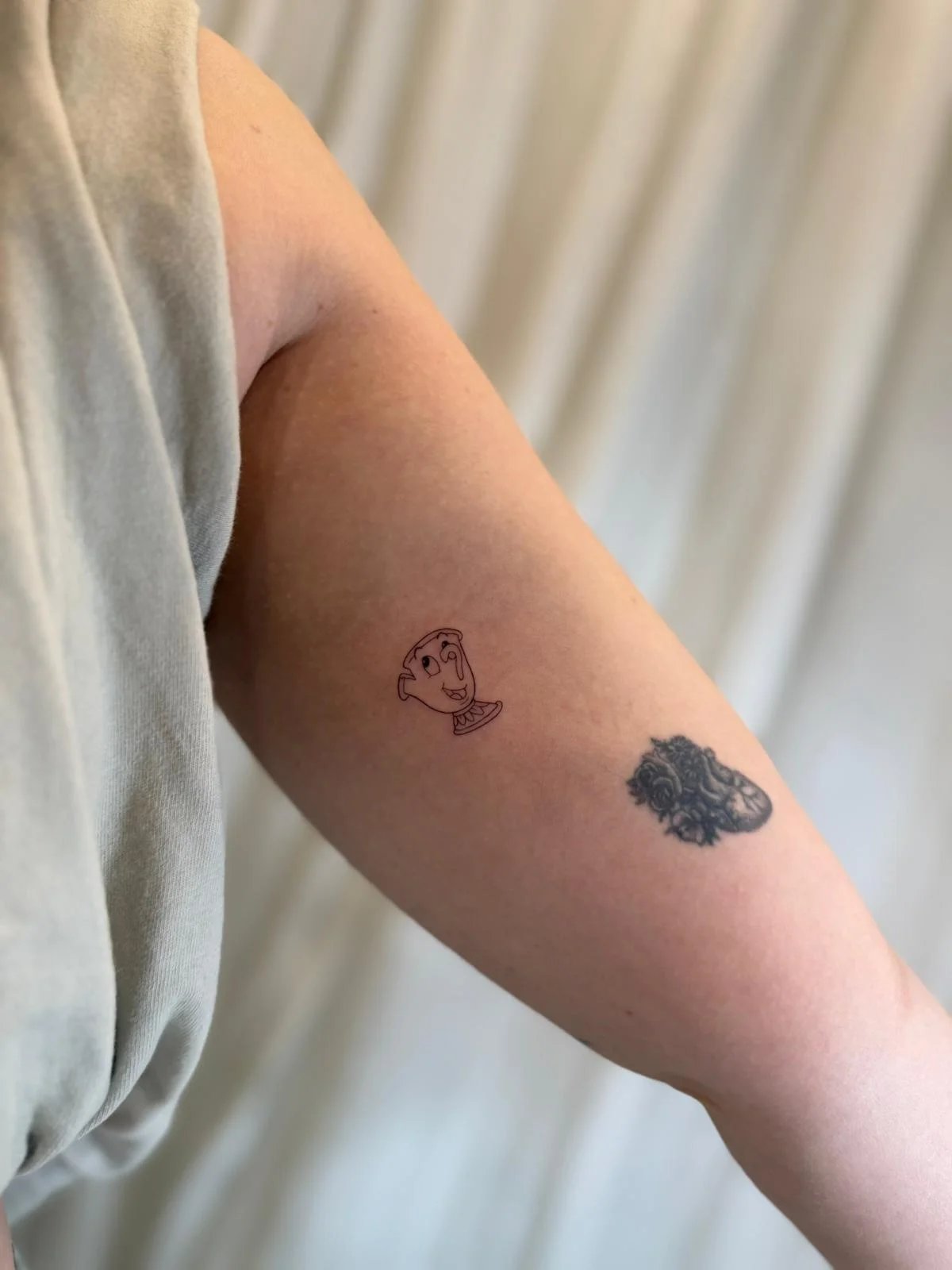 Tatuaje chip tetera disney fine line antebrazo
