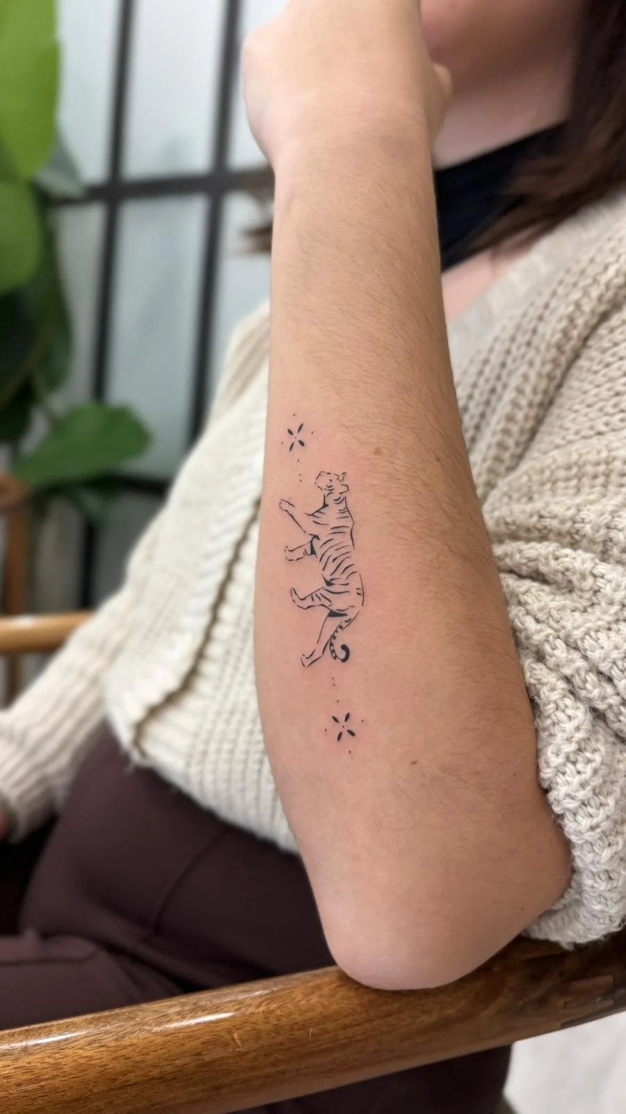 Tatuaje personaje cartoon saltando fine line antebrazo