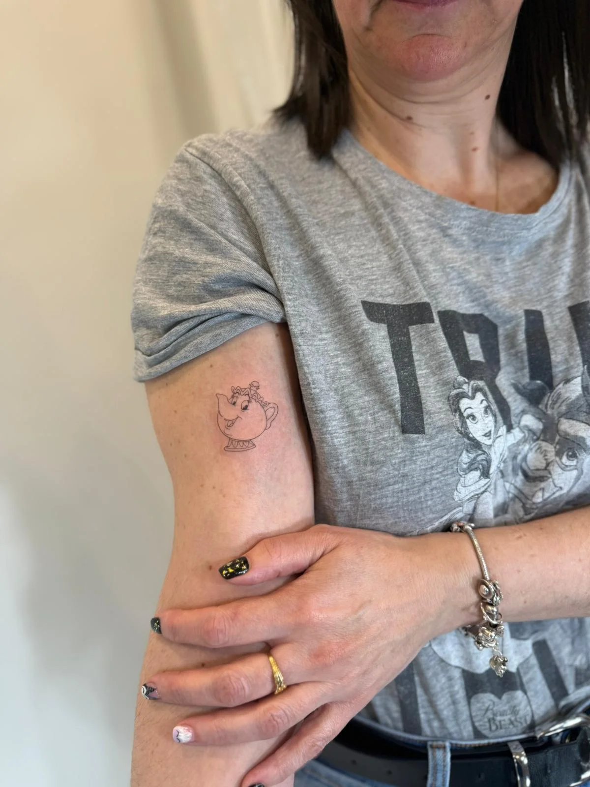 Tatuaje tetera disney cartoon fine line brazo