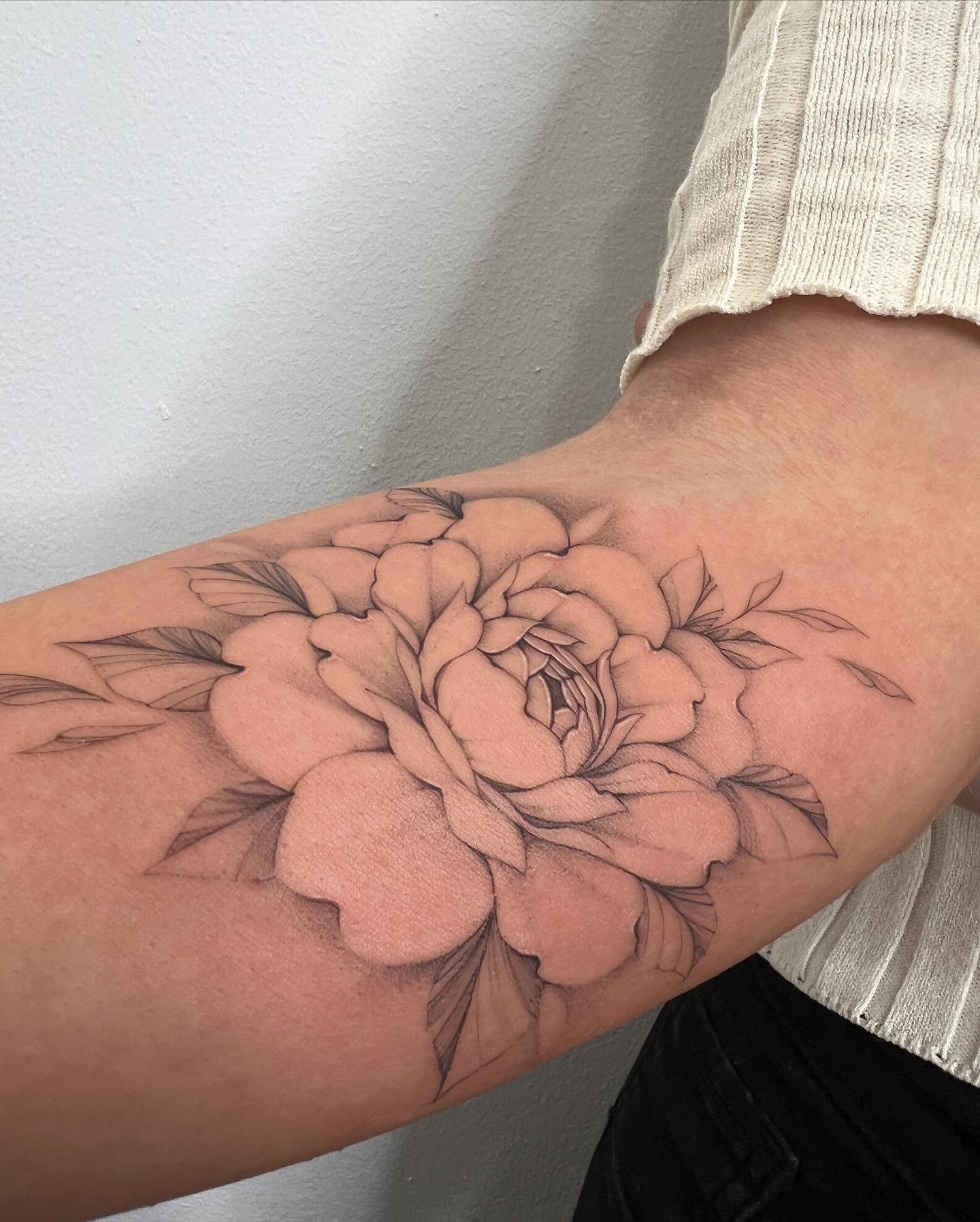 Tatuaje de flor en antebrazo, línea fina Sinkply Madrid