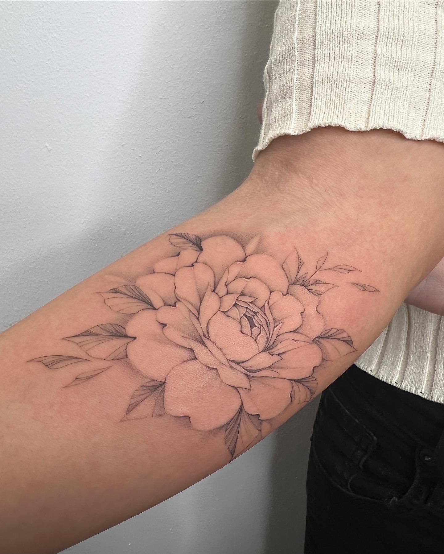 Tatuaje de flor en antebrazo, línea fina Sinkply Madrid