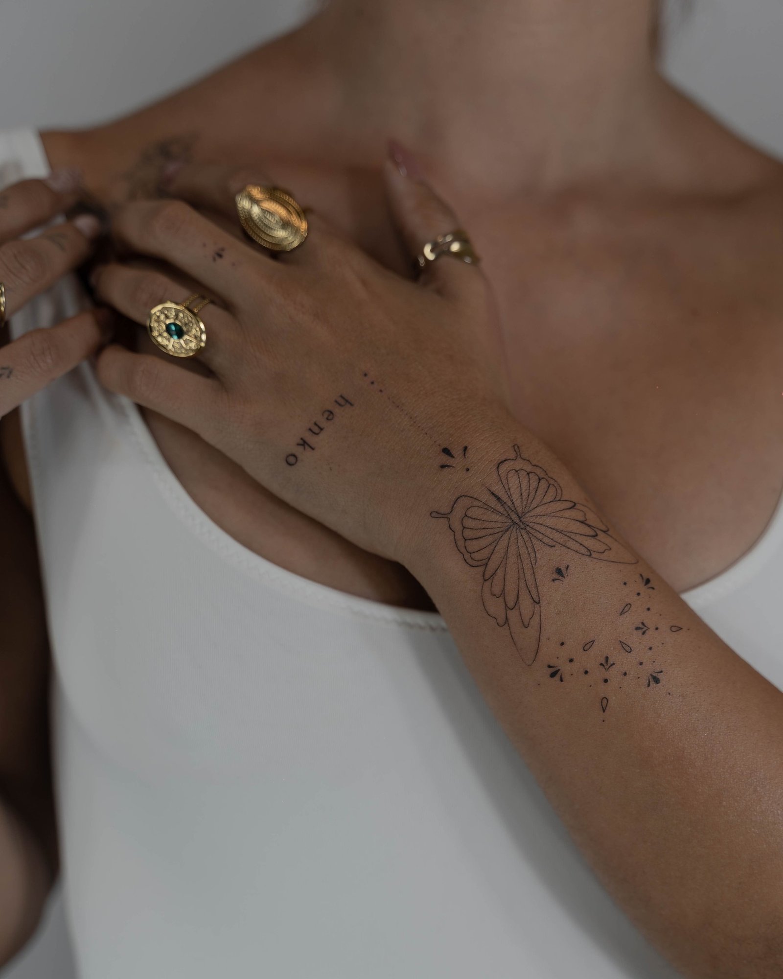 Tatuaje de flor en antebrazo, línea fina Sinkply Madrid
