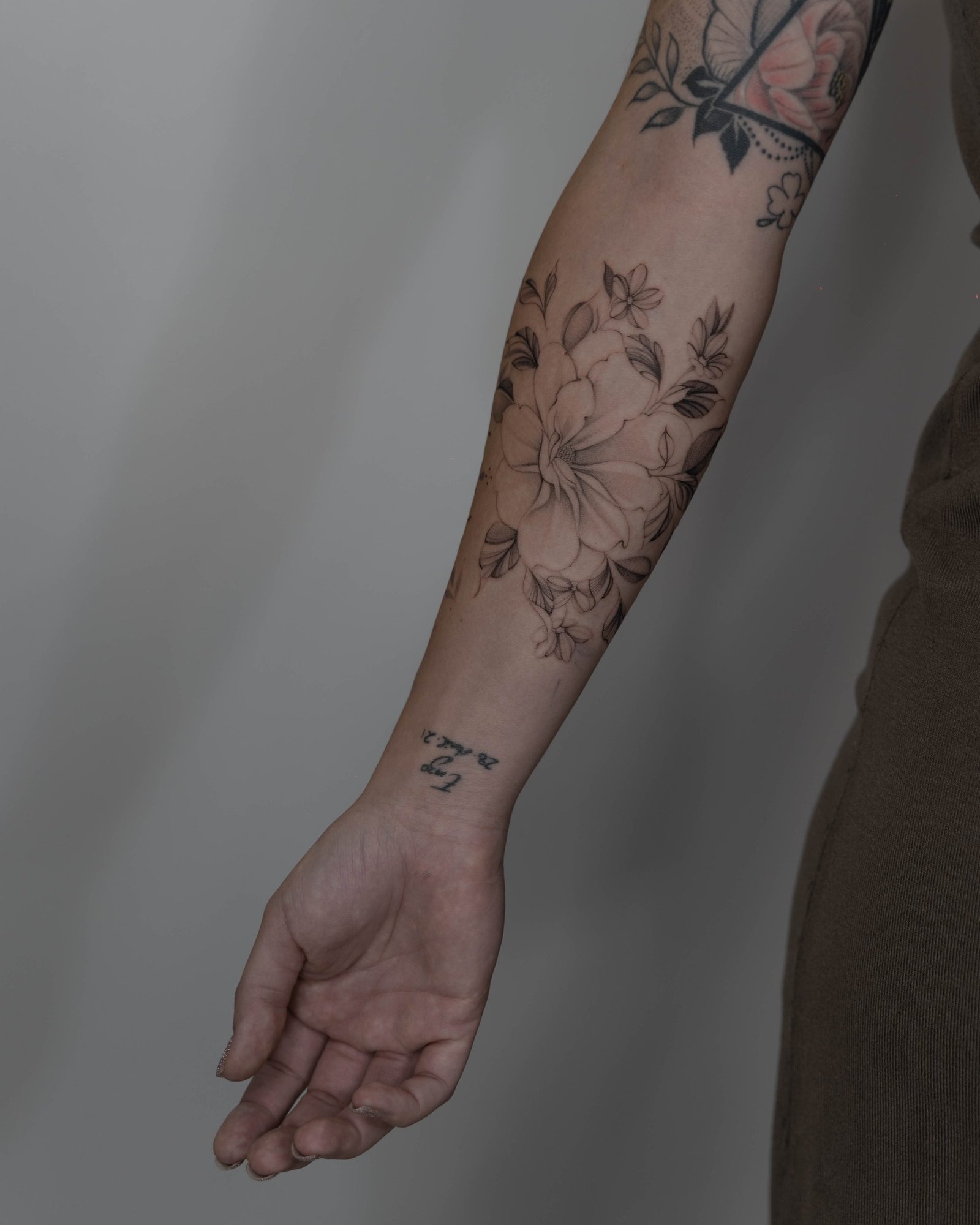 Tatuaje de flor en antebrazo, línea fina Sinkply Madrid