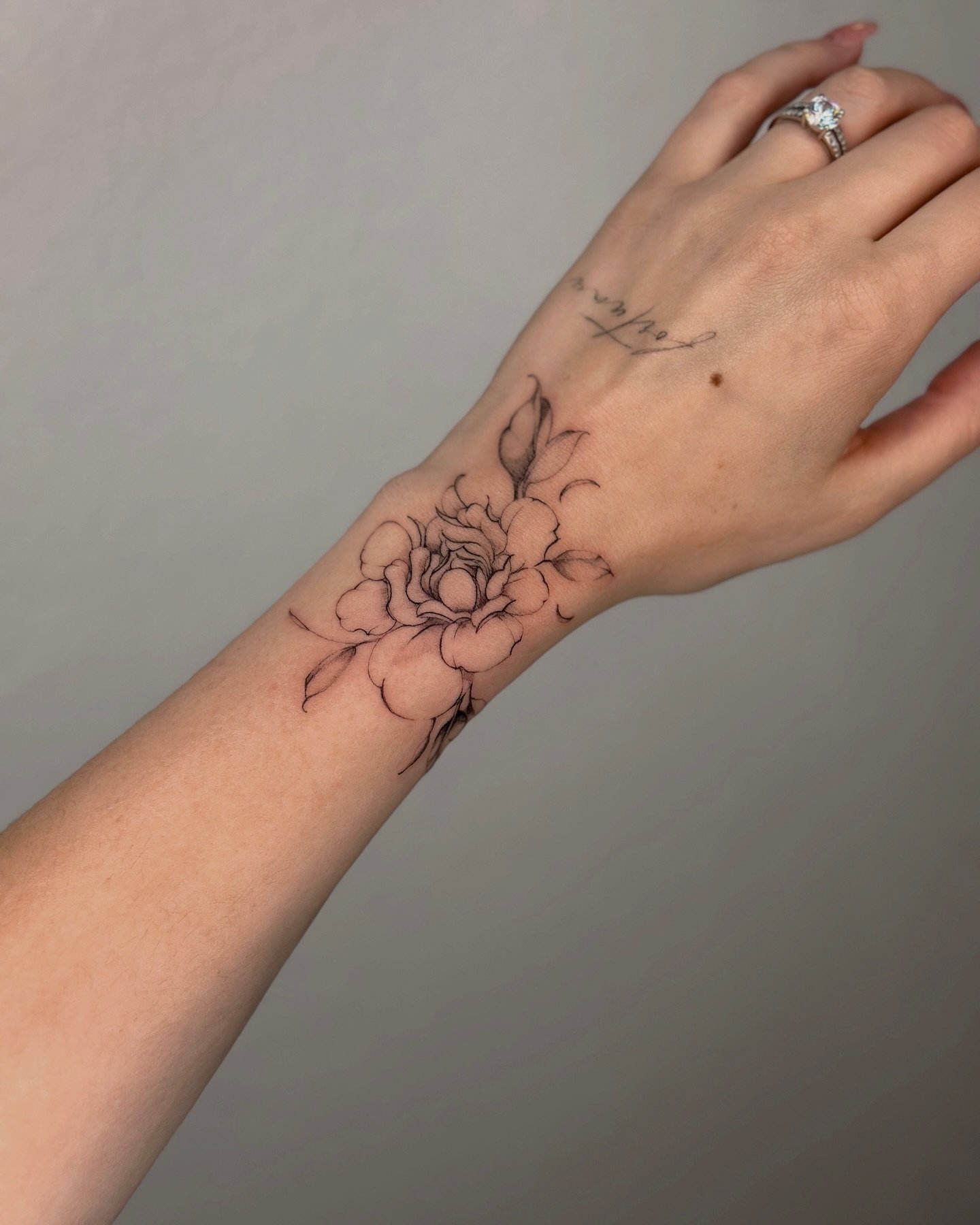 Tatuaje de flor en antebrazo, línea fina Sinkply Madrid