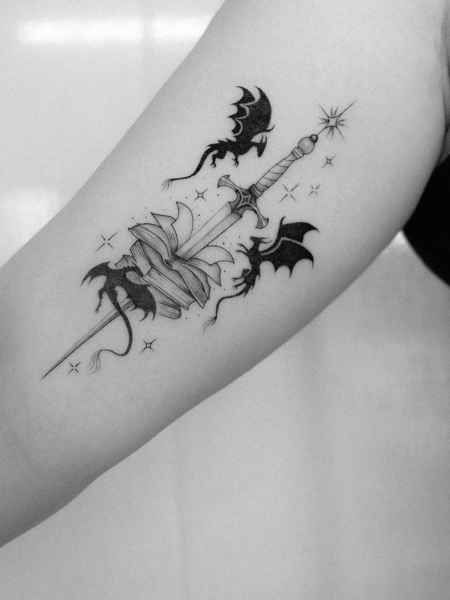 Tatuaje de flor en antebrazo, línea fina Sinkply Madrid