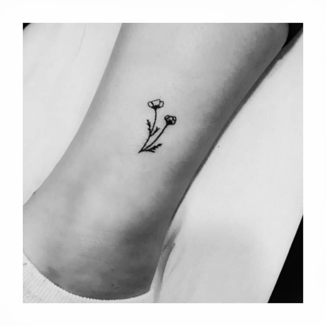 Tatuaje de flor en antebrazo, línea fina Sinkply Madrid