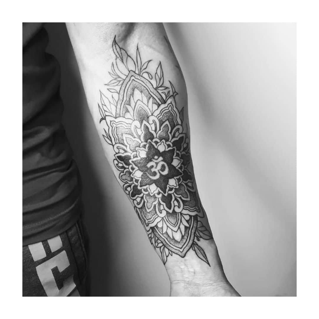 Tatuaje de flor en antebrazo, línea fina Sinkply Madrid