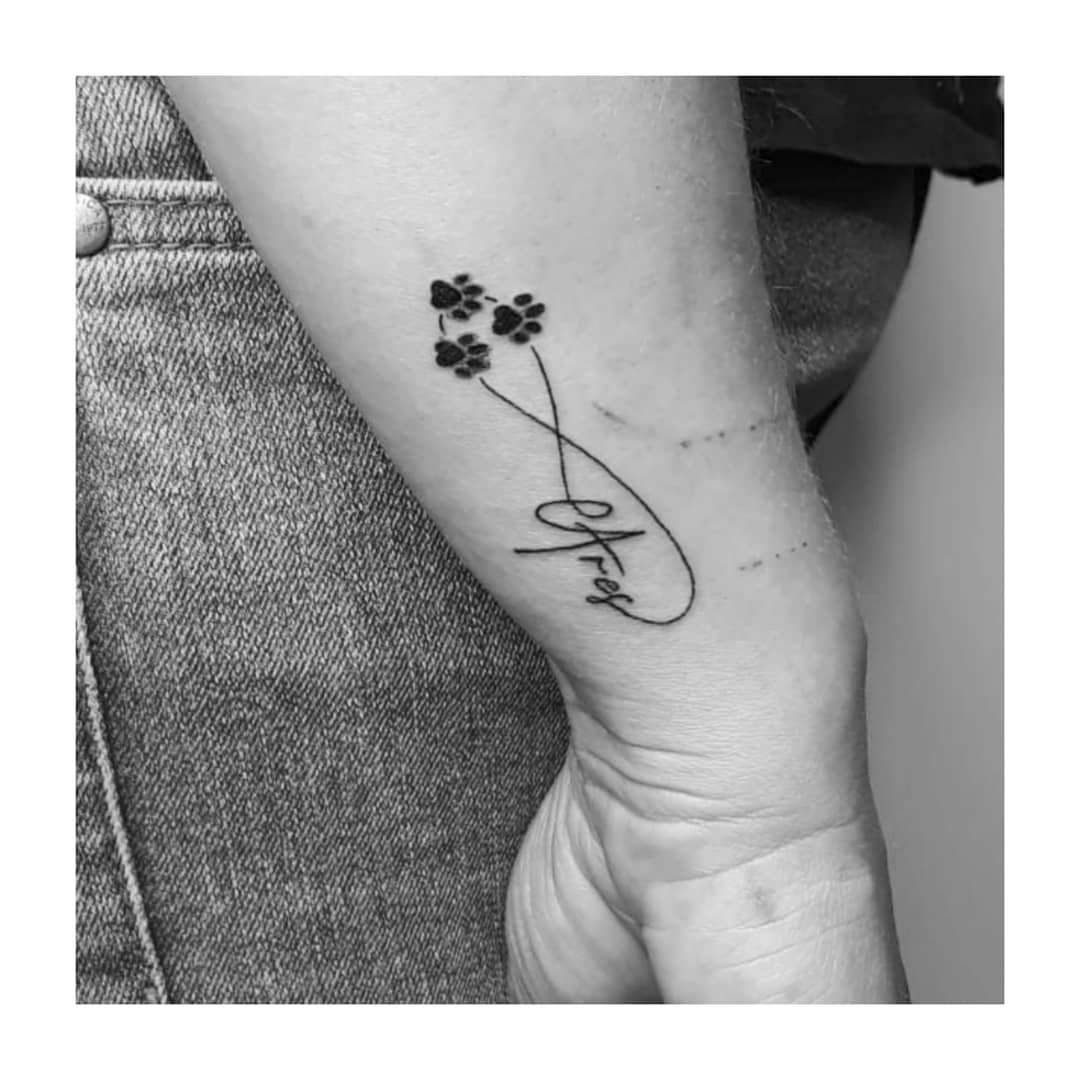 Tatuaje de flor en antebrazo, línea fina Sinkply Madrid