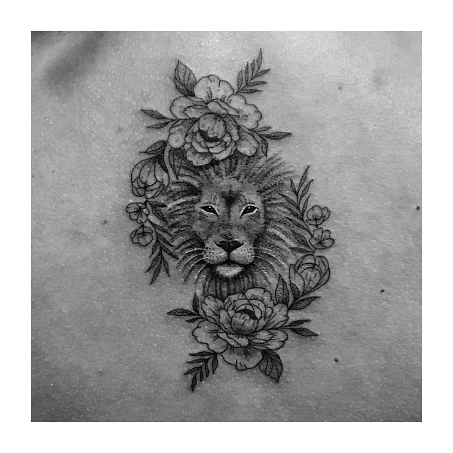 Tatuaje de flor en antebrazo, línea fina Sinkply Madrid