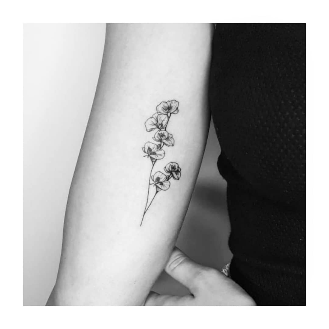 Tatuaje de flor en antebrazo, línea fina Sinkply Madrid