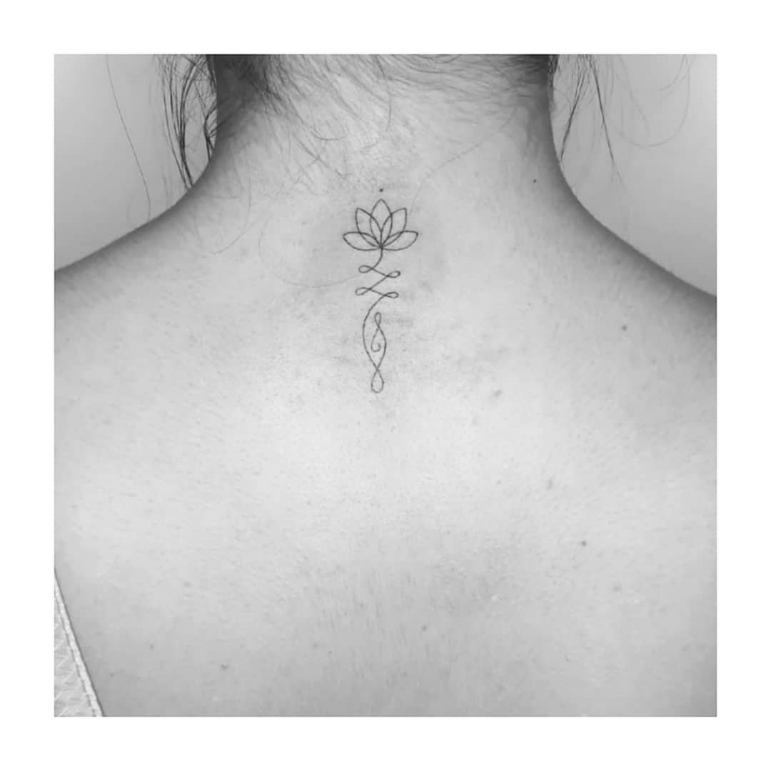 Tatuaje de flor en antebrazo, línea fina Sinkply Madrid