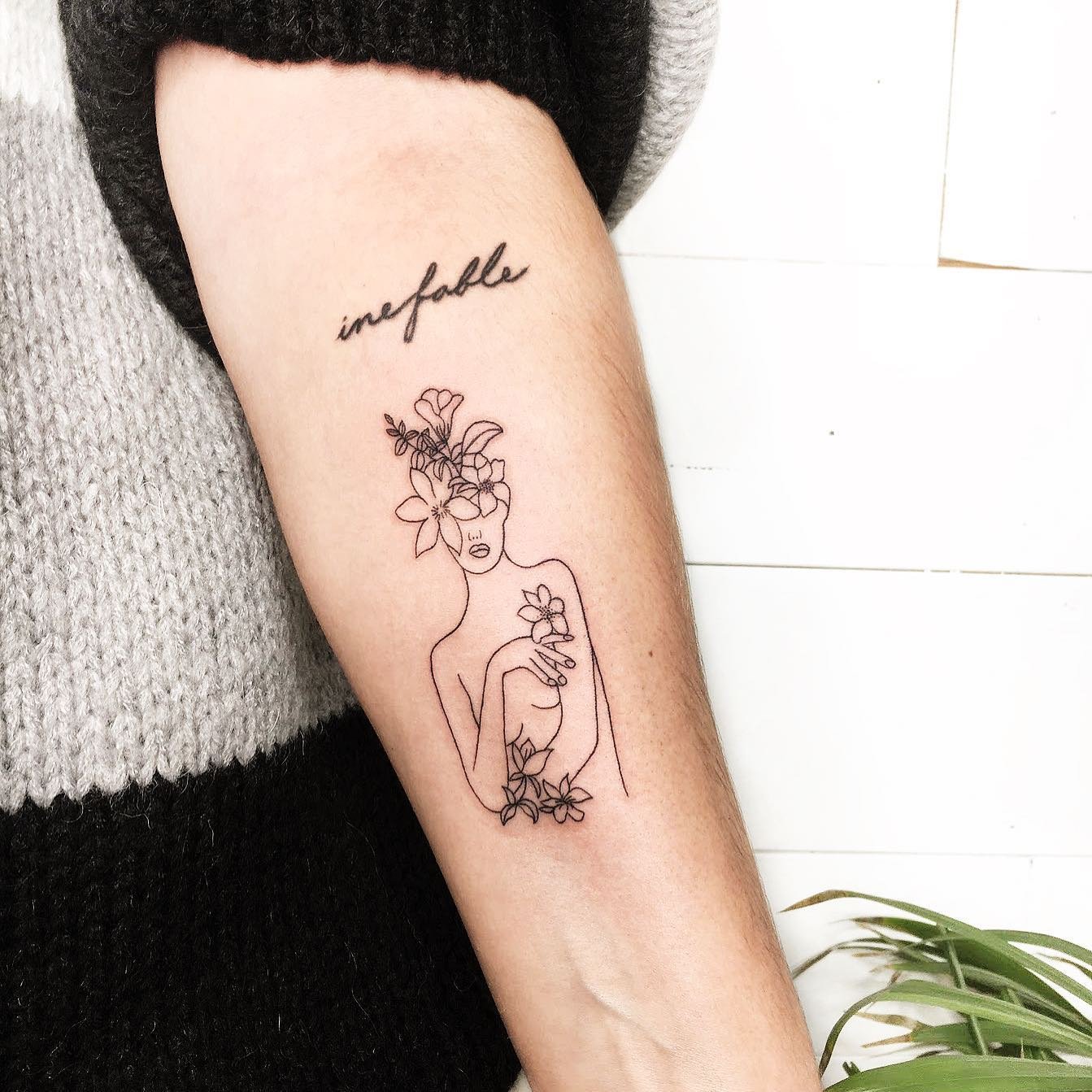 Tatuaje de flor en antebrazo, línea fina Sinkply Studio