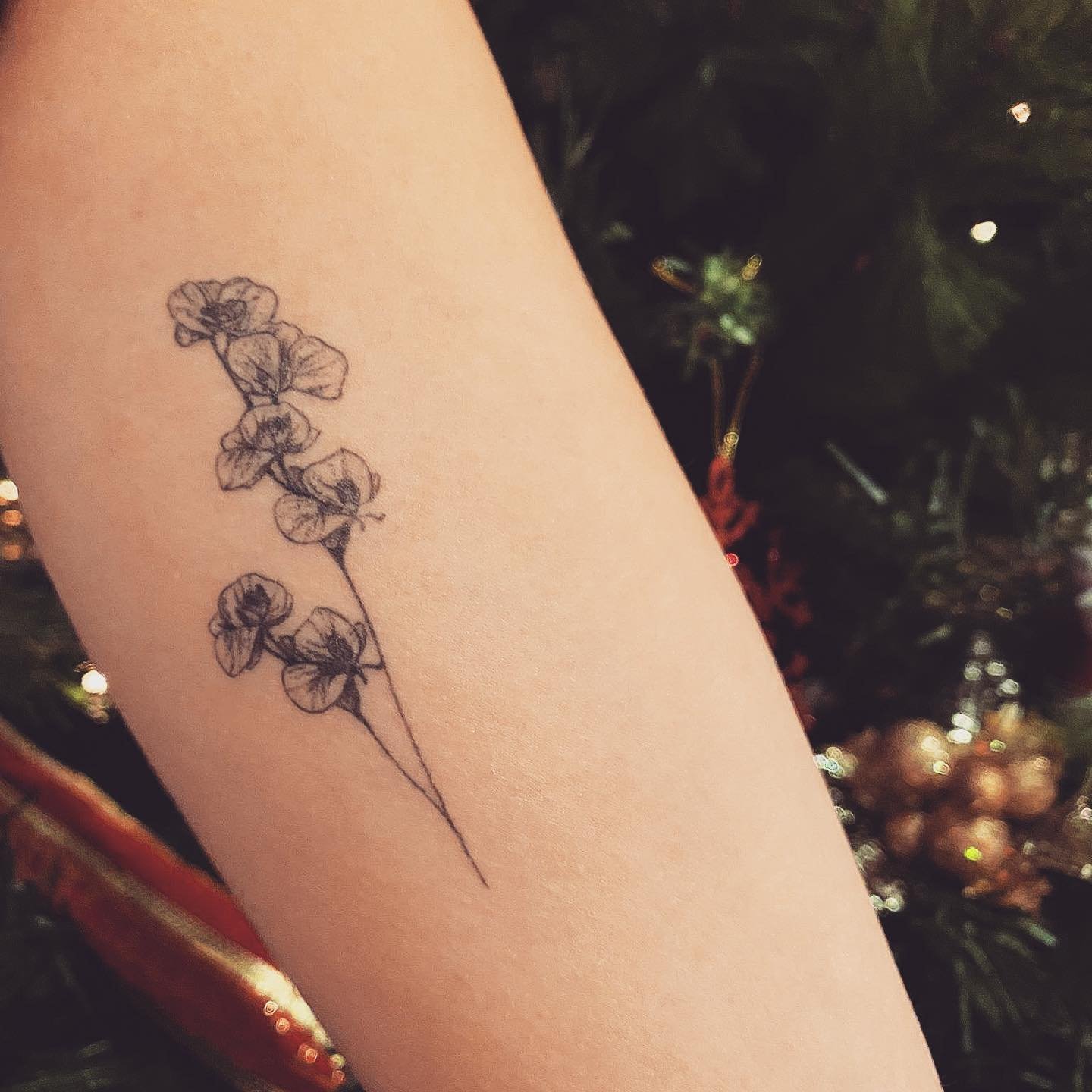 Tatuaje de flor en antebrazo, línea fina Sinkply Madrid