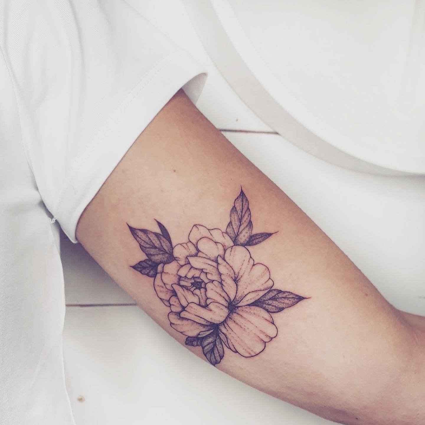 Tatuaje de flor en antebrazo, línea fina Sinkply Madrid