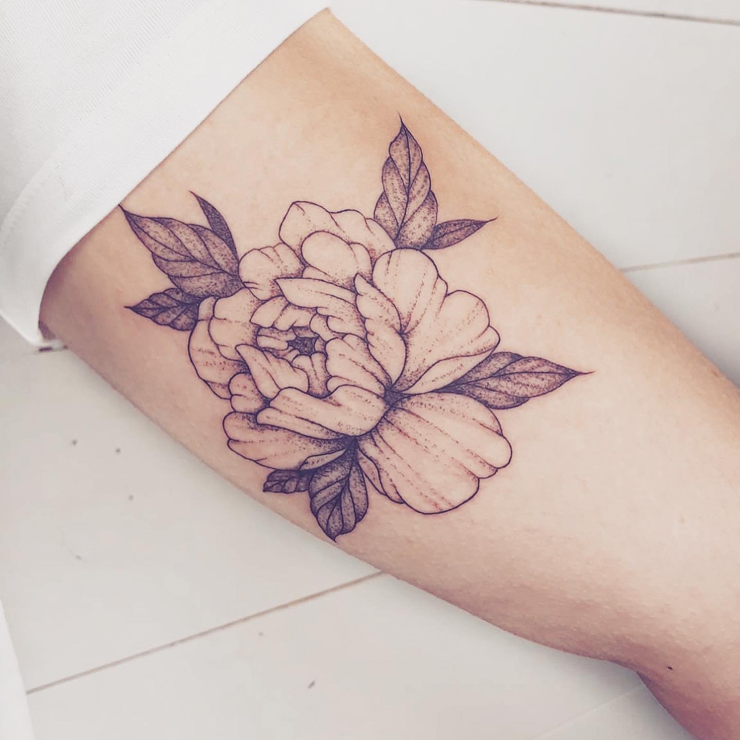 Tatuaje de flor en antebrazo, línea fina Sinkply Madrid