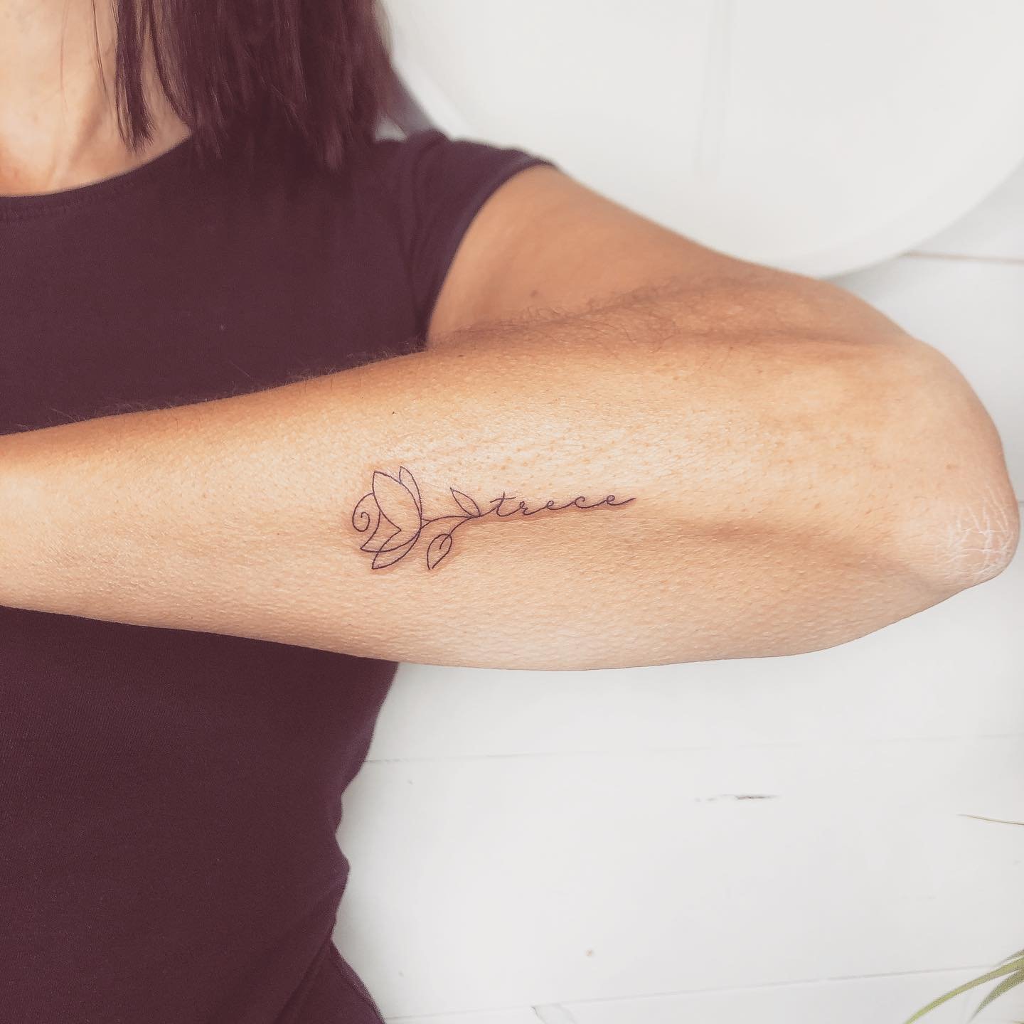 Tatuaje de flor en antebrazo, línea fina Sinkply Madrid