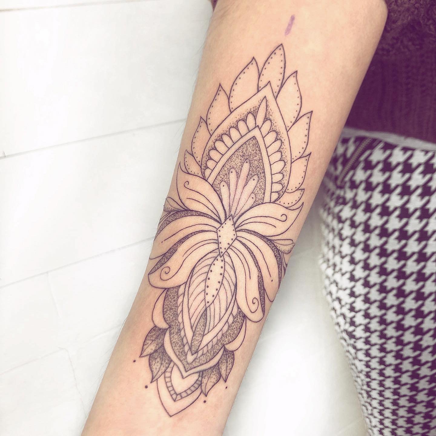 Tatuaje de flor en antebrazo, línea fina Sinkply Madrid