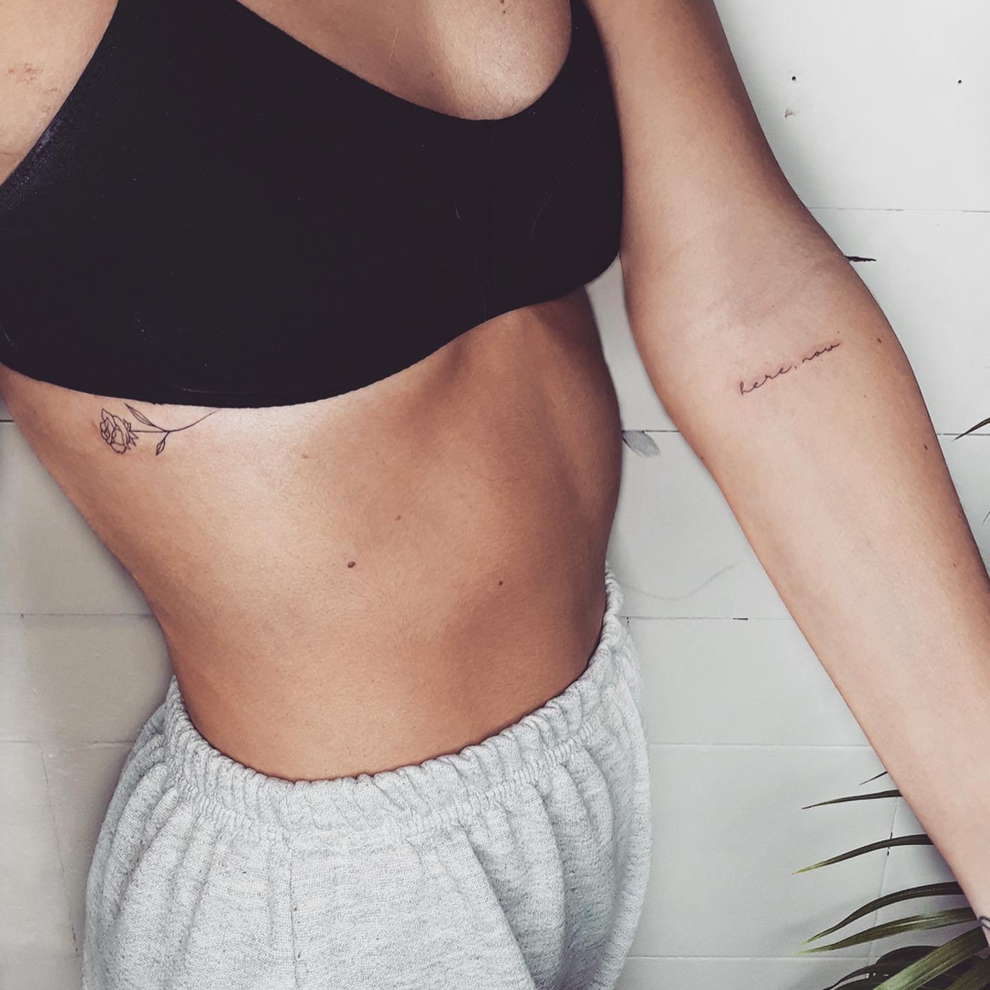 Tatuaje de flor en antebrazo, línea fina Sinkply Madrid
