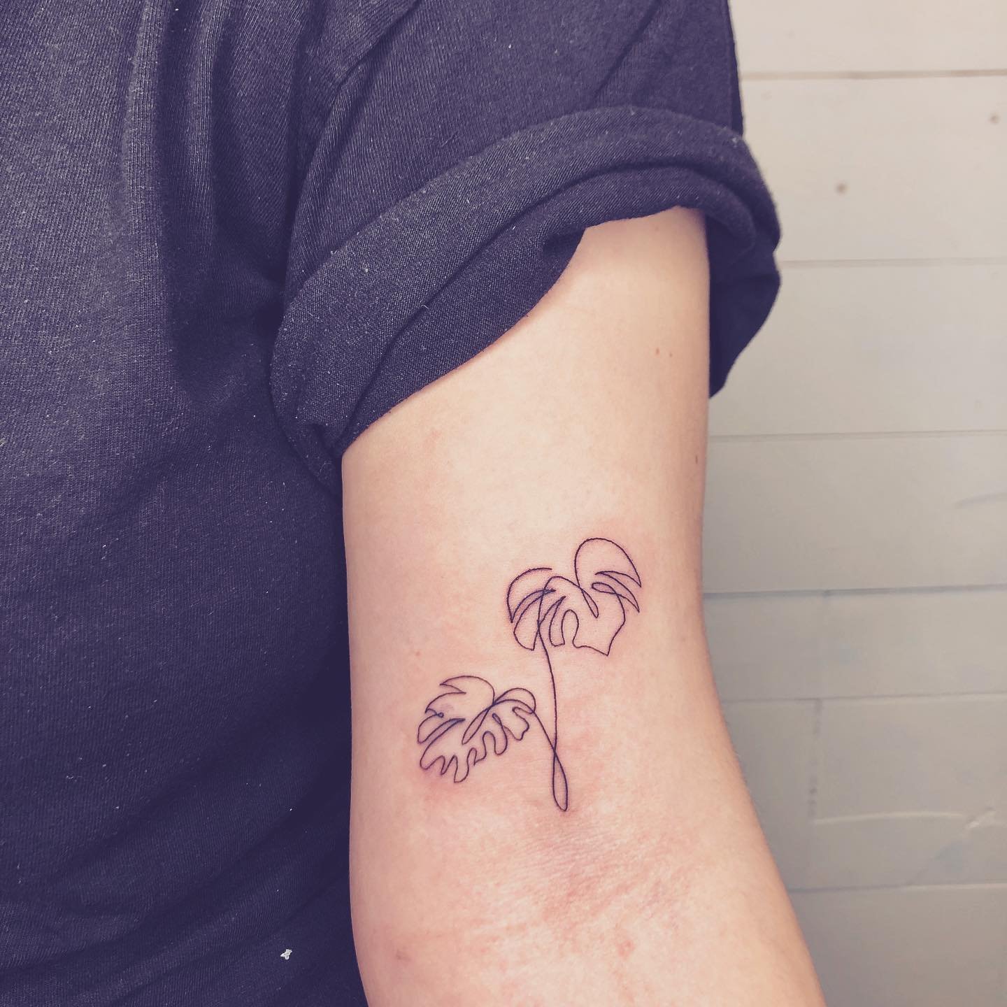 Tatuaje de flor en antebrazo, línea fina Sinkply Madrid