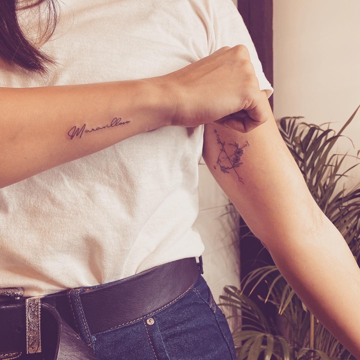 Tatuaje de flor en antebrazo, línea fina Sinkply Madrid