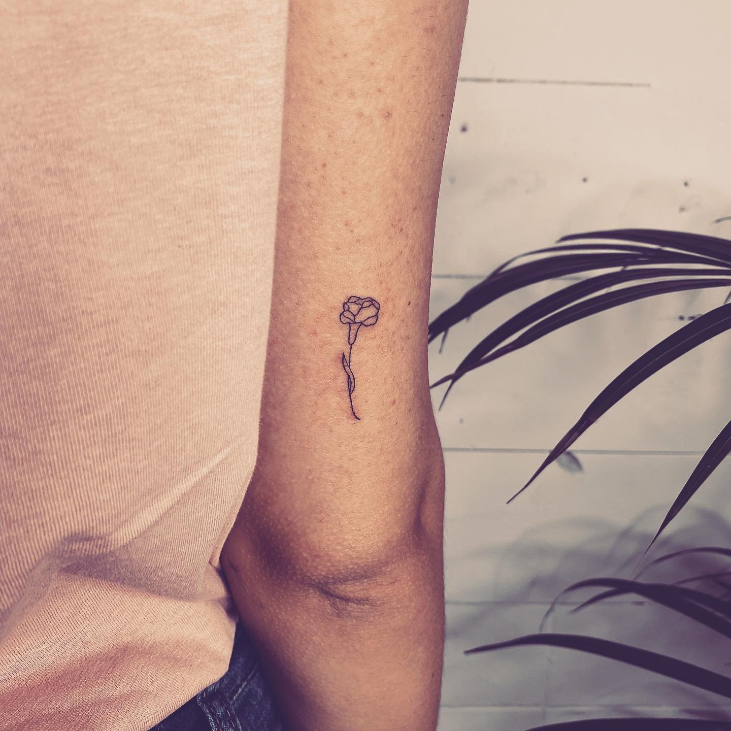 Tatuaje de flor en antebrazo, línea fina Sinkply Madrid