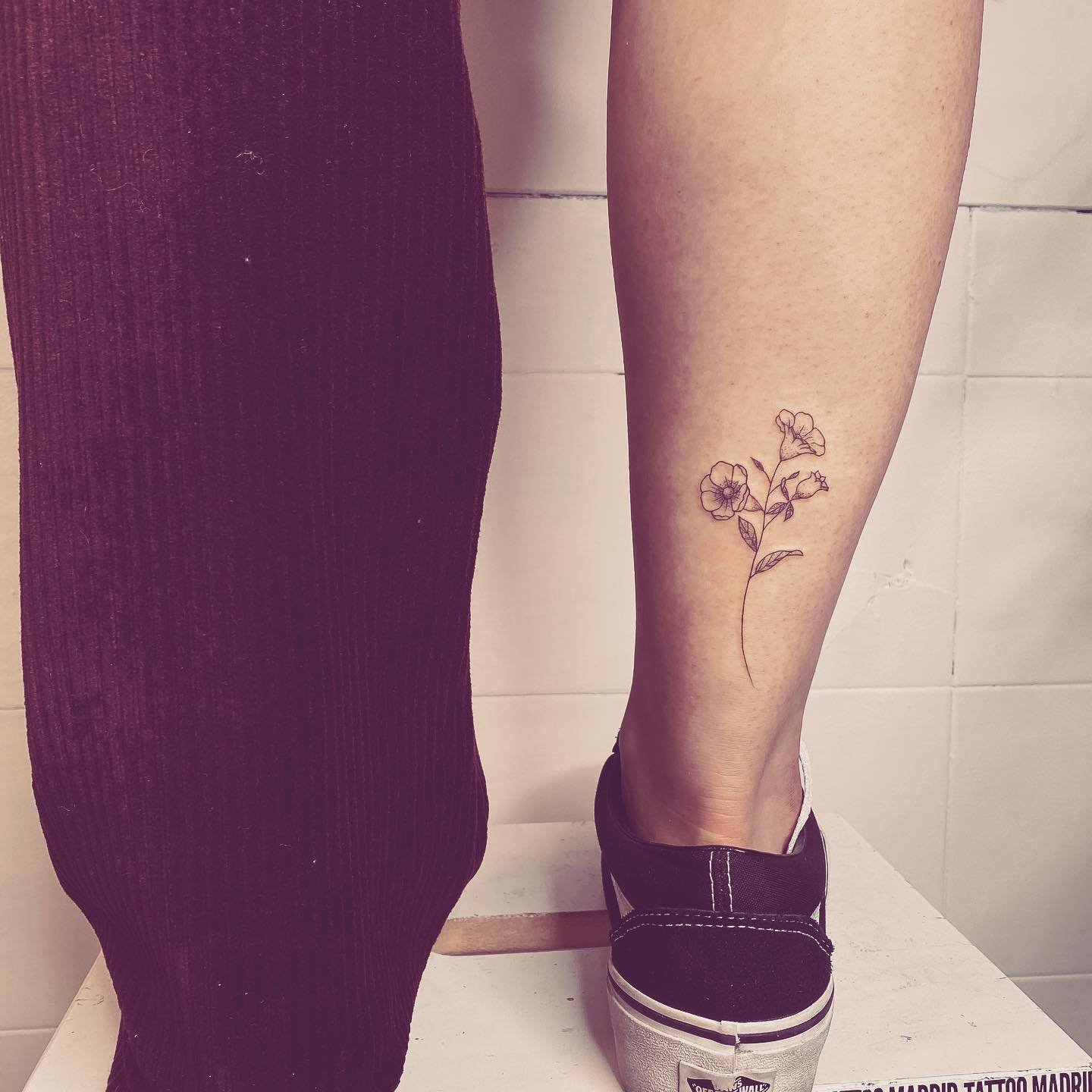 Tatuaje de flor en antebrazo, línea fina Sinkply Madrid