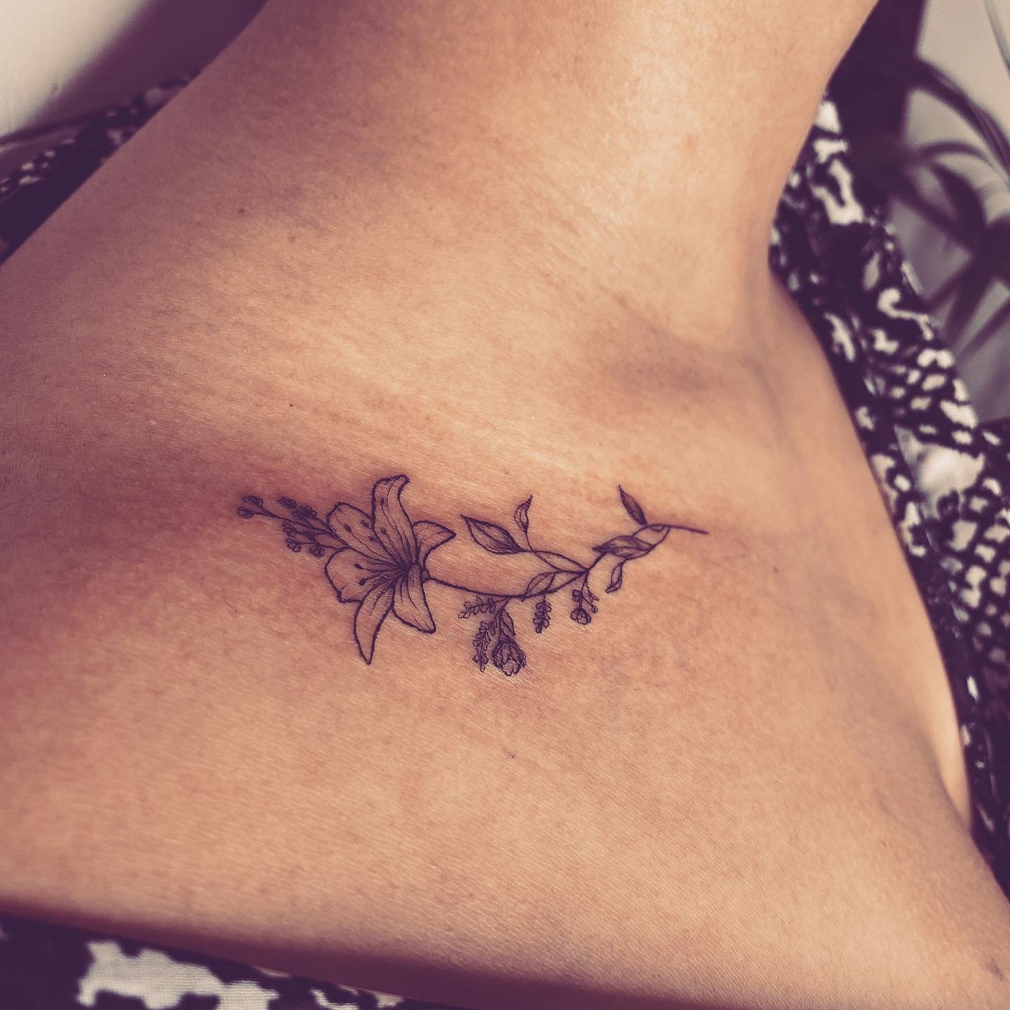Tatuaje de flor en antebrazo, línea fina Sinkply Madrid