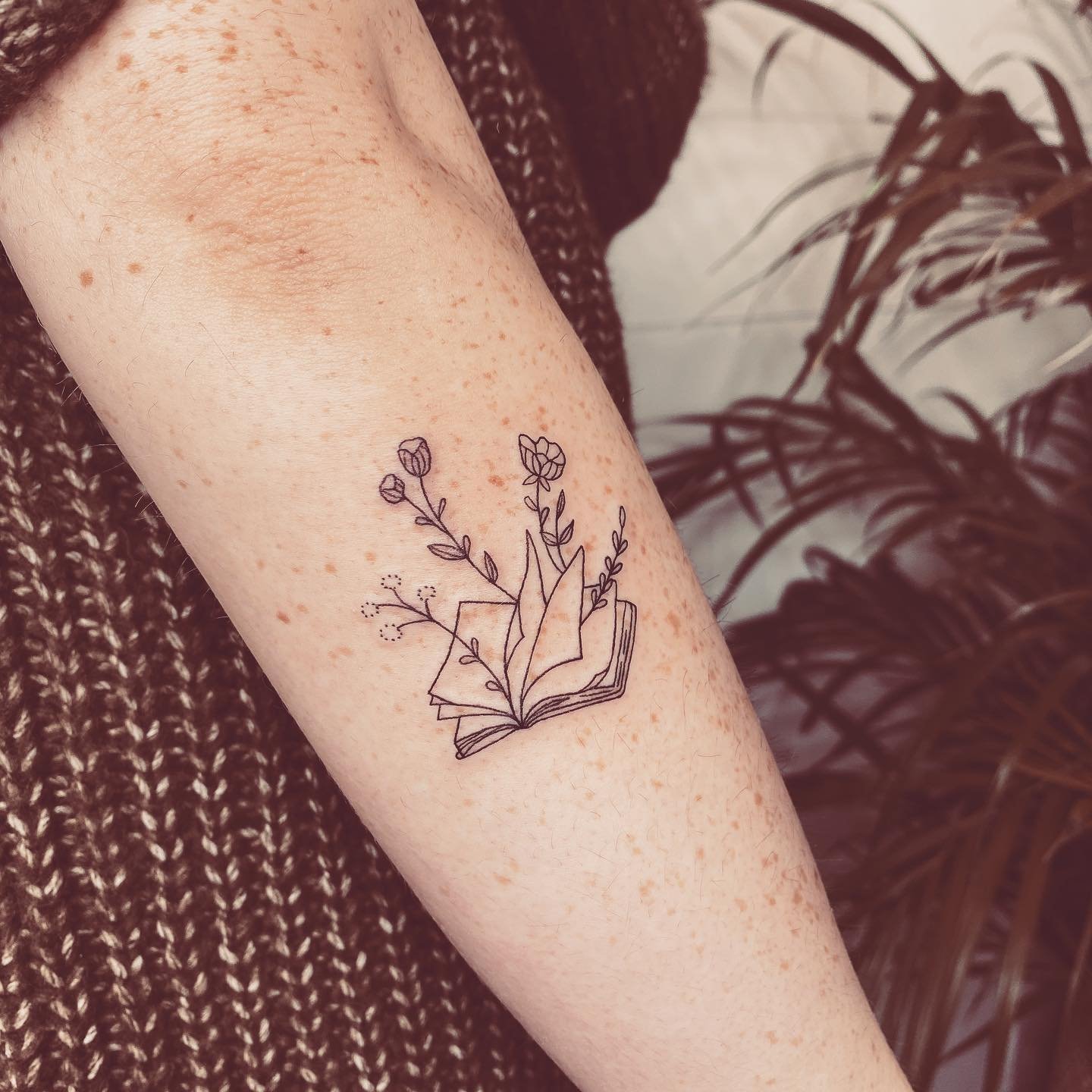 Tatuaje de flor en antebrazo, línea fina Sinkply Madrid