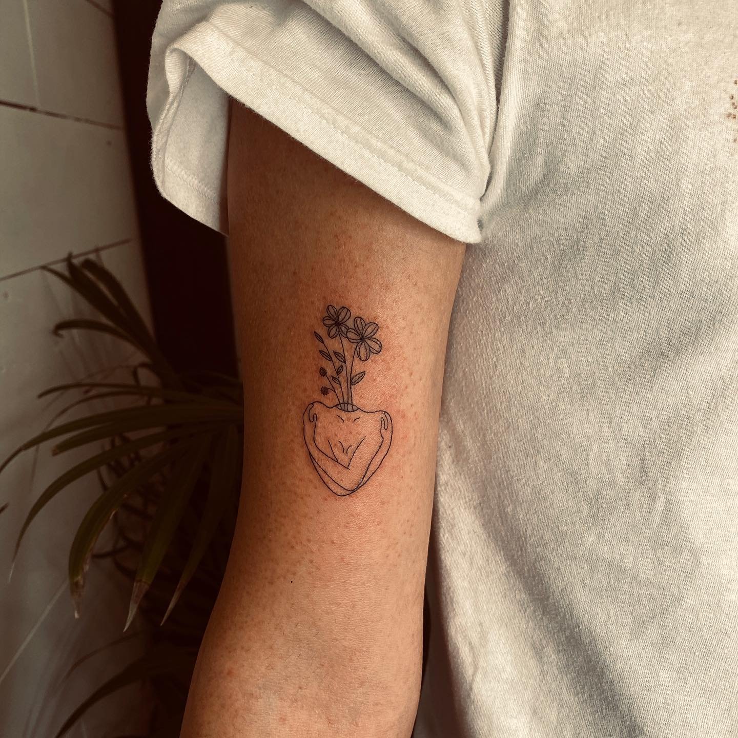 Tatuaje de flor en antebrazo, línea fina Sinkply Madrid