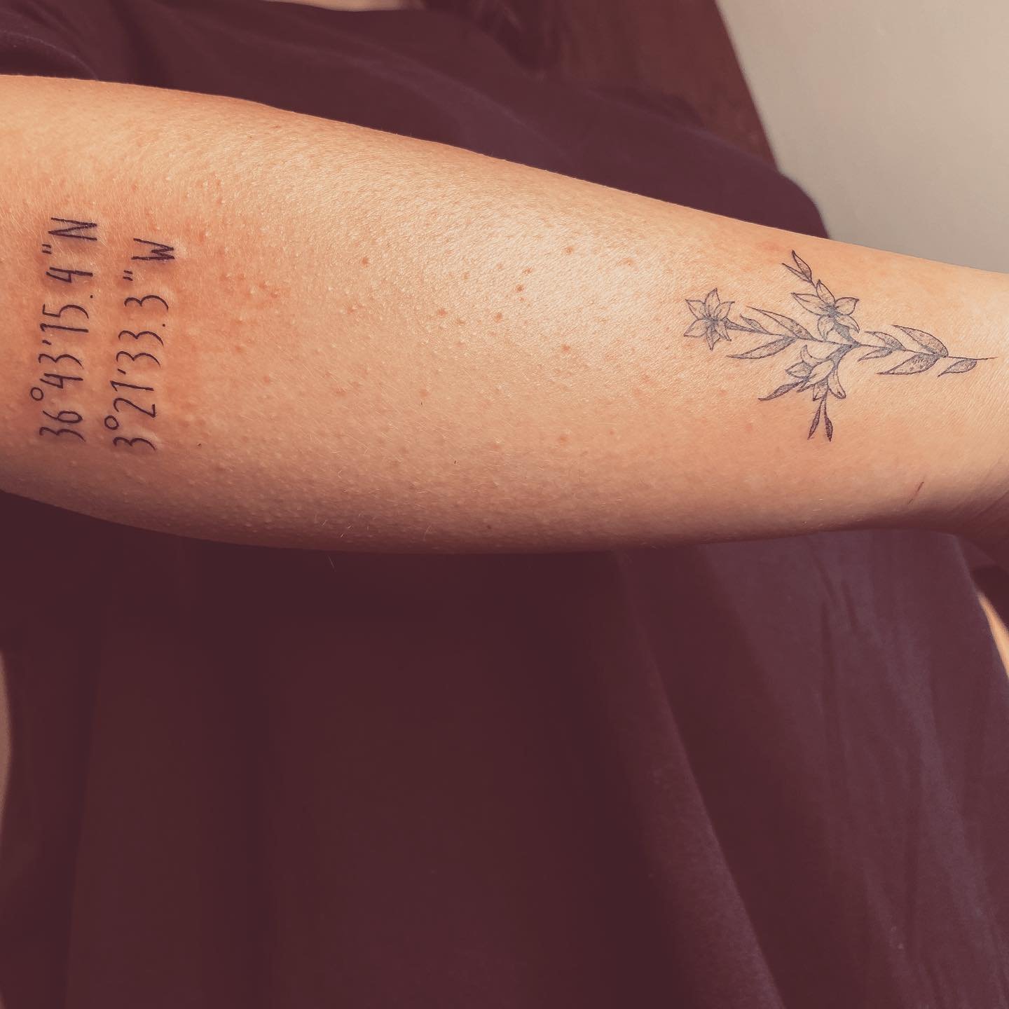 Tatuaje de flor en antebrazo, línea fina Sinkply Madrid