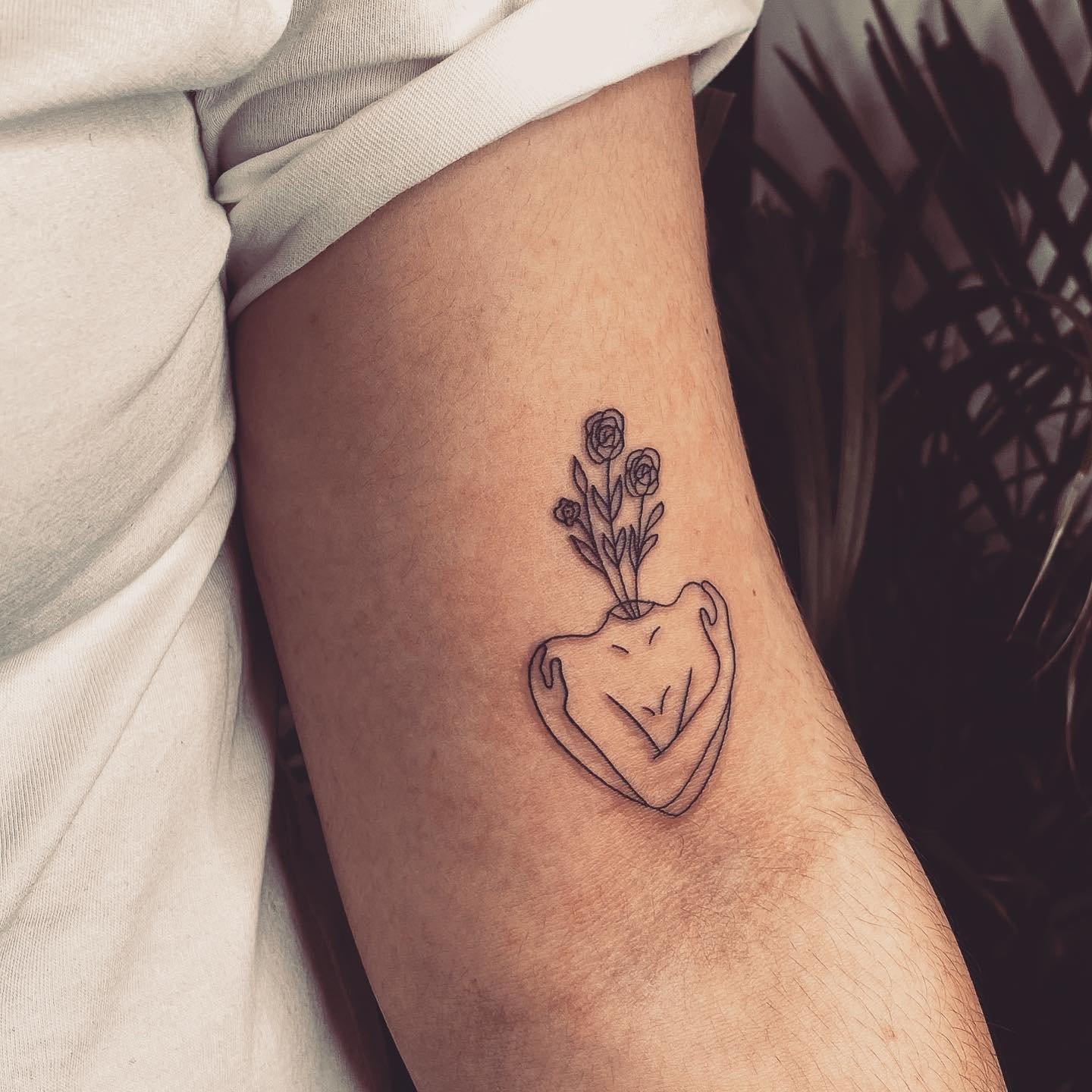 Tatuaje de flor en antebrazo, línea fina Sinkply Madrid